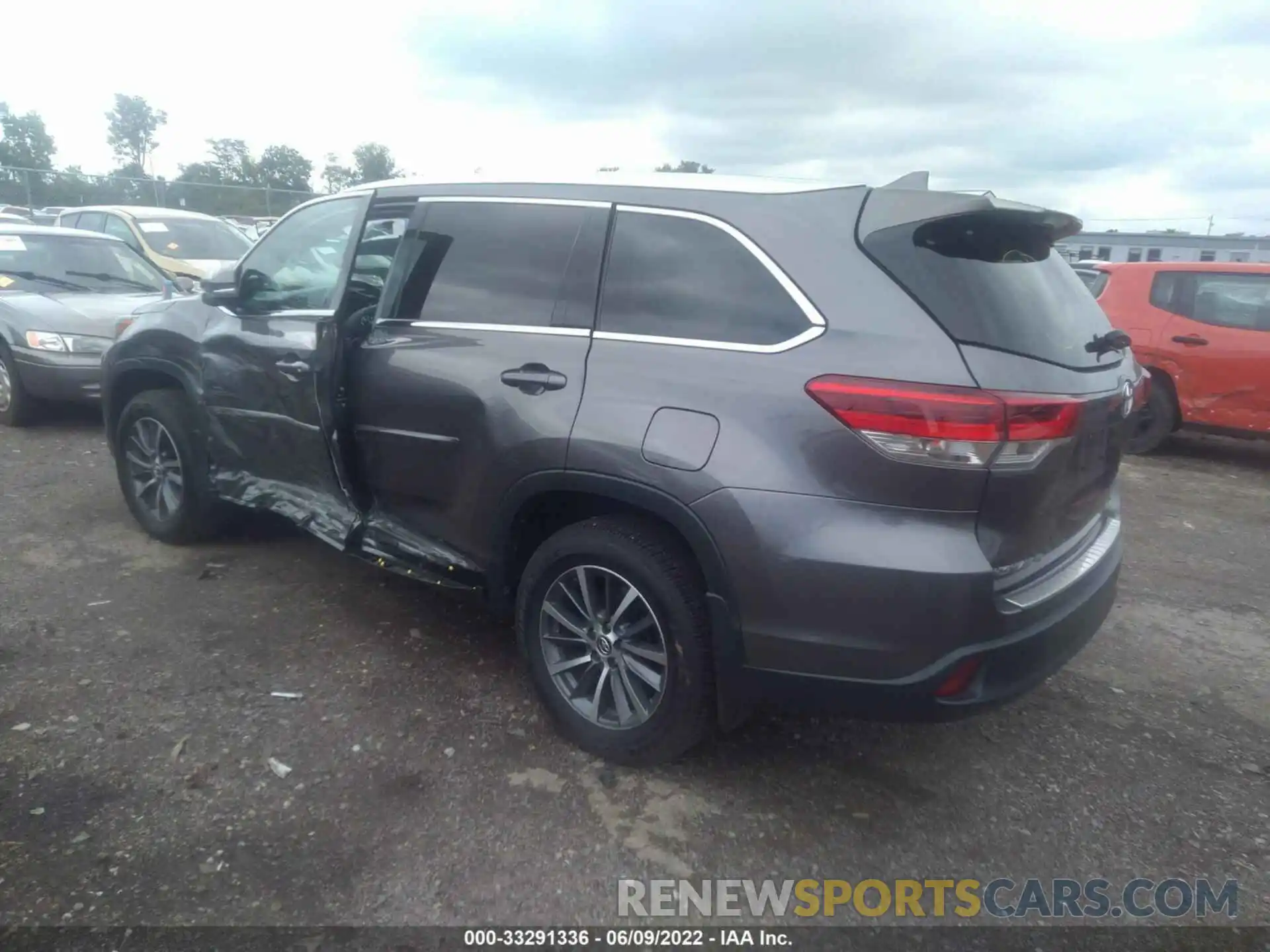 3 Photograph of a damaged car 5TDJZRFH9KS569487 TOYOTA HIGHLANDER 2019