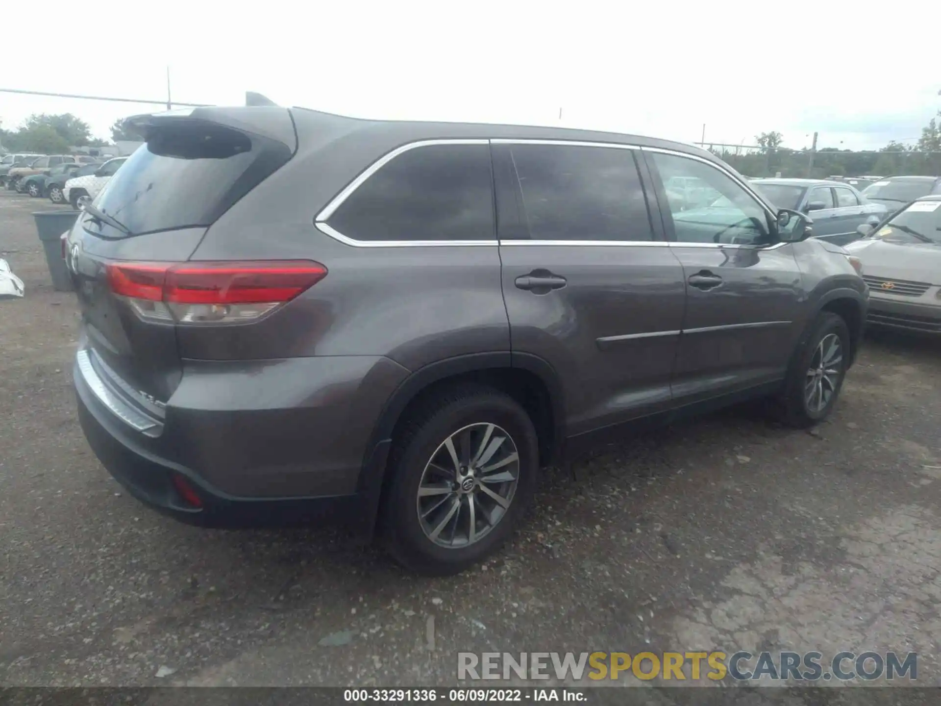 4 Photograph of a damaged car 5TDJZRFH9KS569487 TOYOTA HIGHLANDER 2019