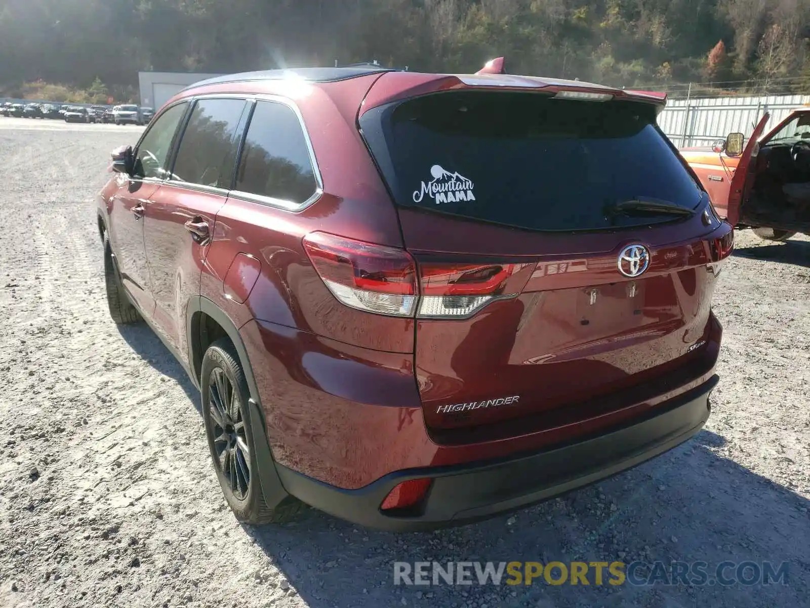 3 Photograph of a damaged car 5TDJZRFH9KS572759 TOYOTA HIGHLANDER 2019