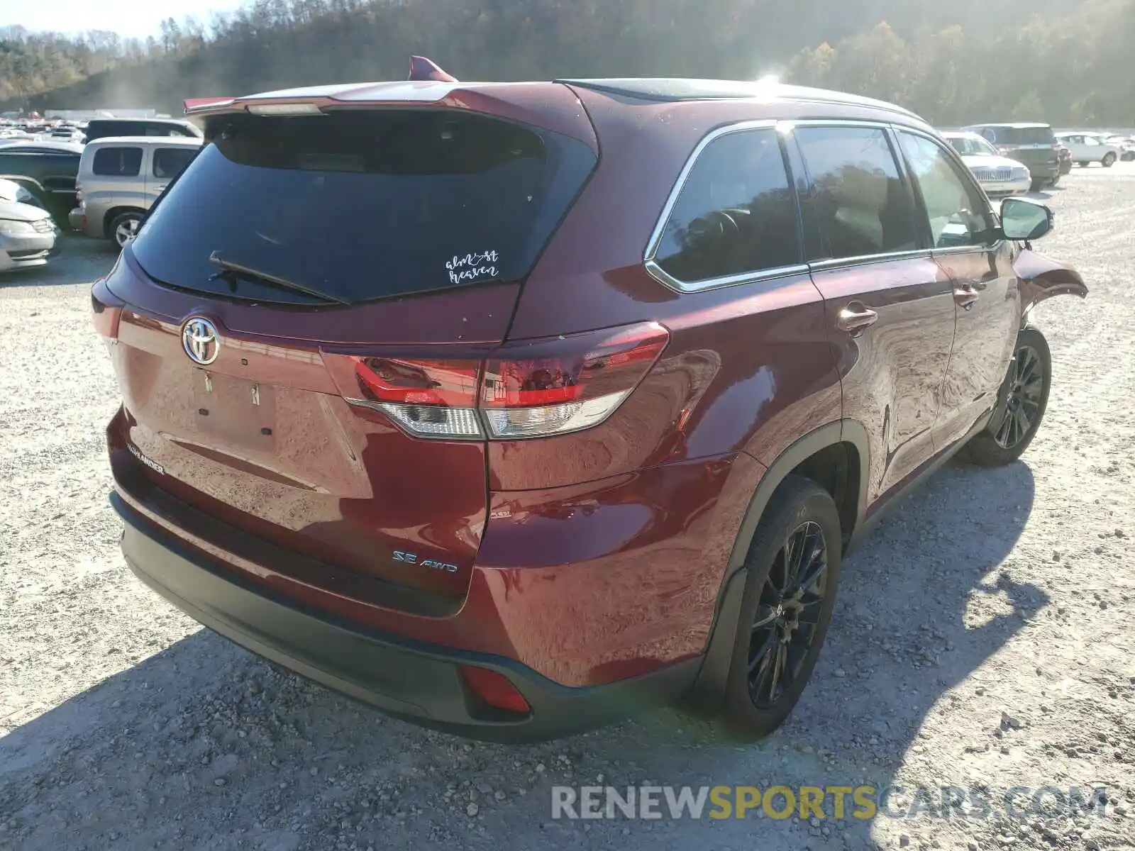 4 Photograph of a damaged car 5TDJZRFH9KS572759 TOYOTA HIGHLANDER 2019