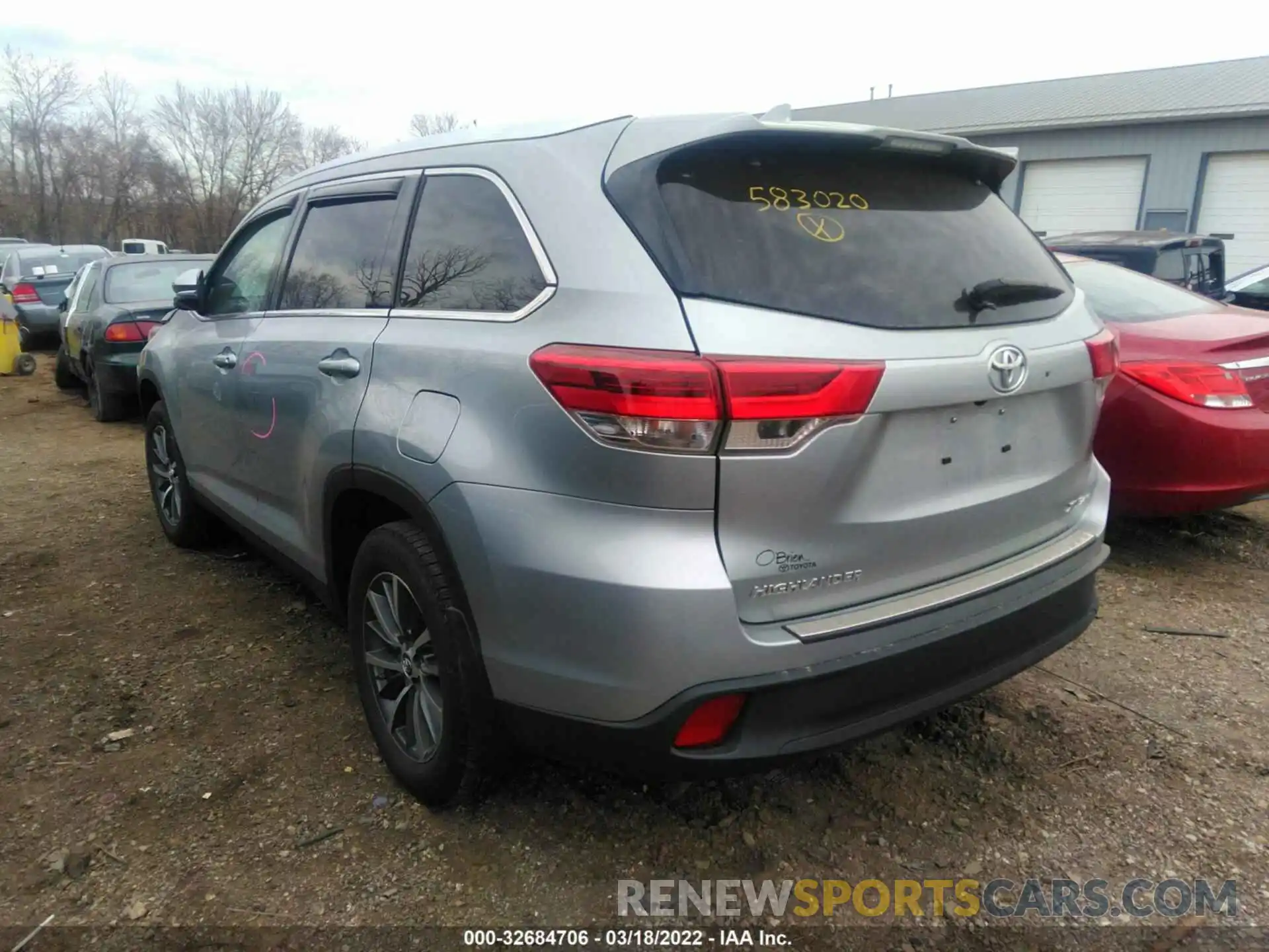 3 Photograph of a damaged car 5TDJZRFH9KS583020 TOYOTA HIGHLANDER 2019