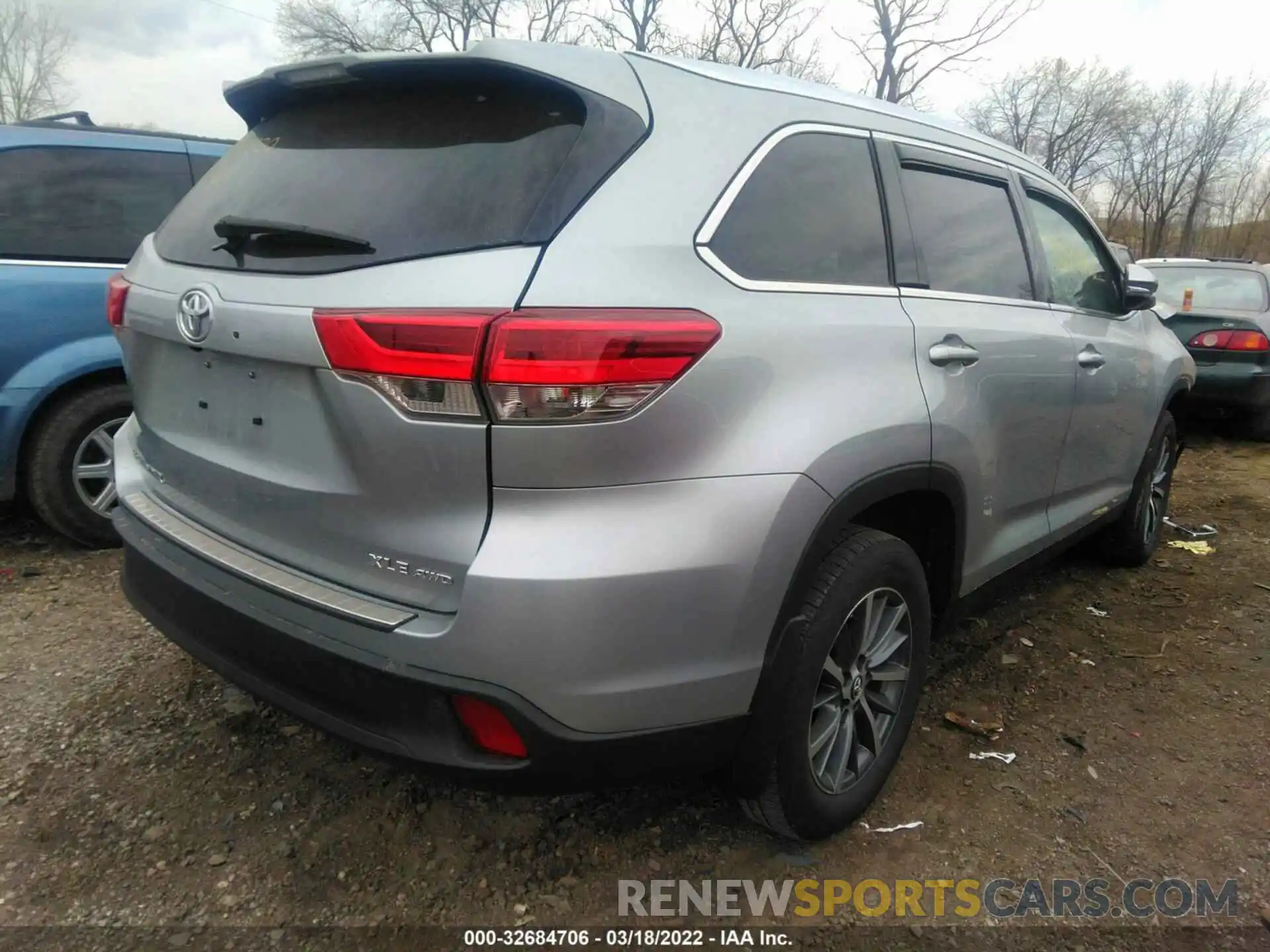 4 Photograph of a damaged car 5TDJZRFH9KS583020 TOYOTA HIGHLANDER 2019