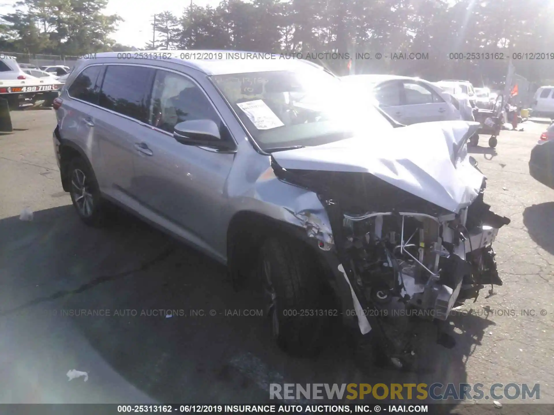 1 Photograph of a damaged car 5TDJZRFH9KS584698 TOYOTA HIGHLANDER 2019