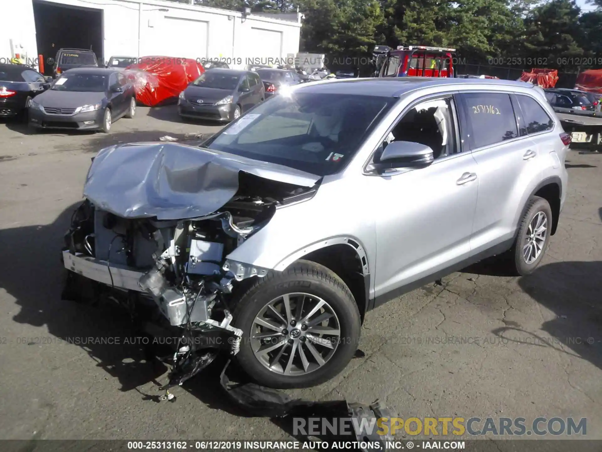 2 Photograph of a damaged car 5TDJZRFH9KS584698 TOYOTA HIGHLANDER 2019