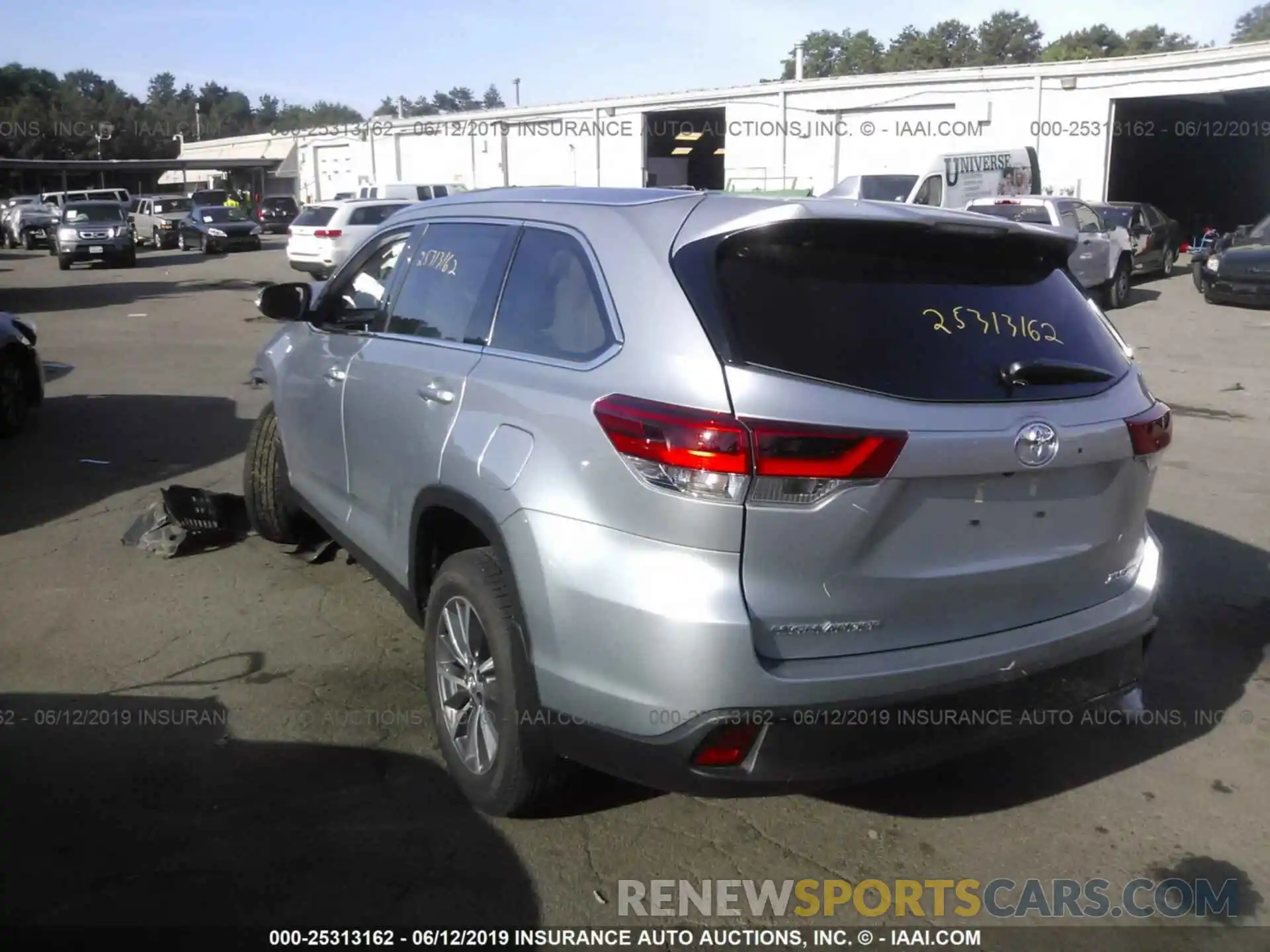 3 Photograph of a damaged car 5TDJZRFH9KS584698 TOYOTA HIGHLANDER 2019