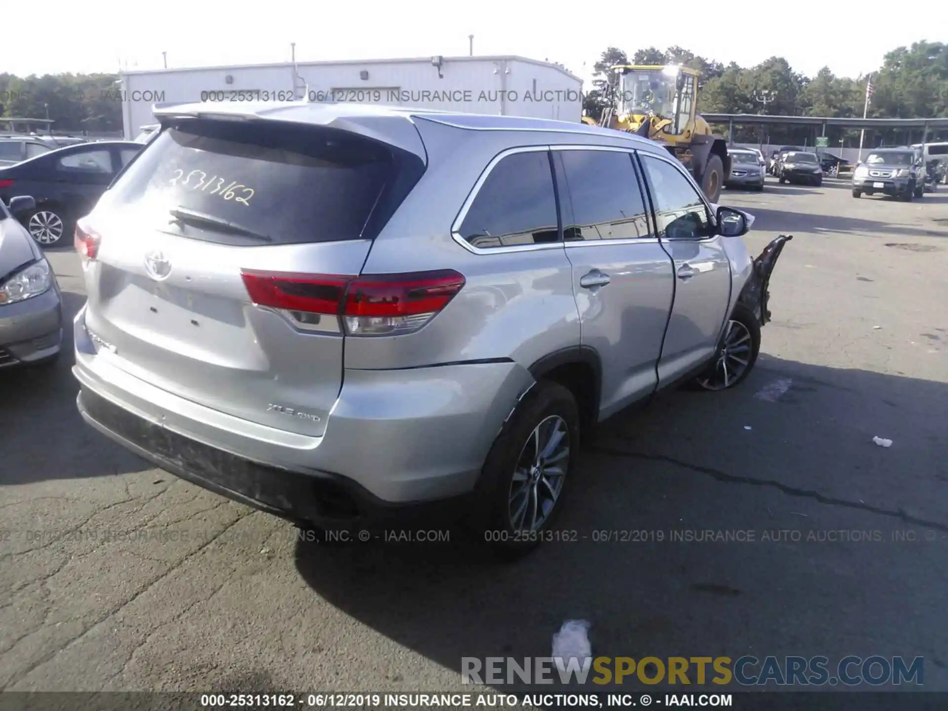 4 Photograph of a damaged car 5TDJZRFH9KS584698 TOYOTA HIGHLANDER 2019