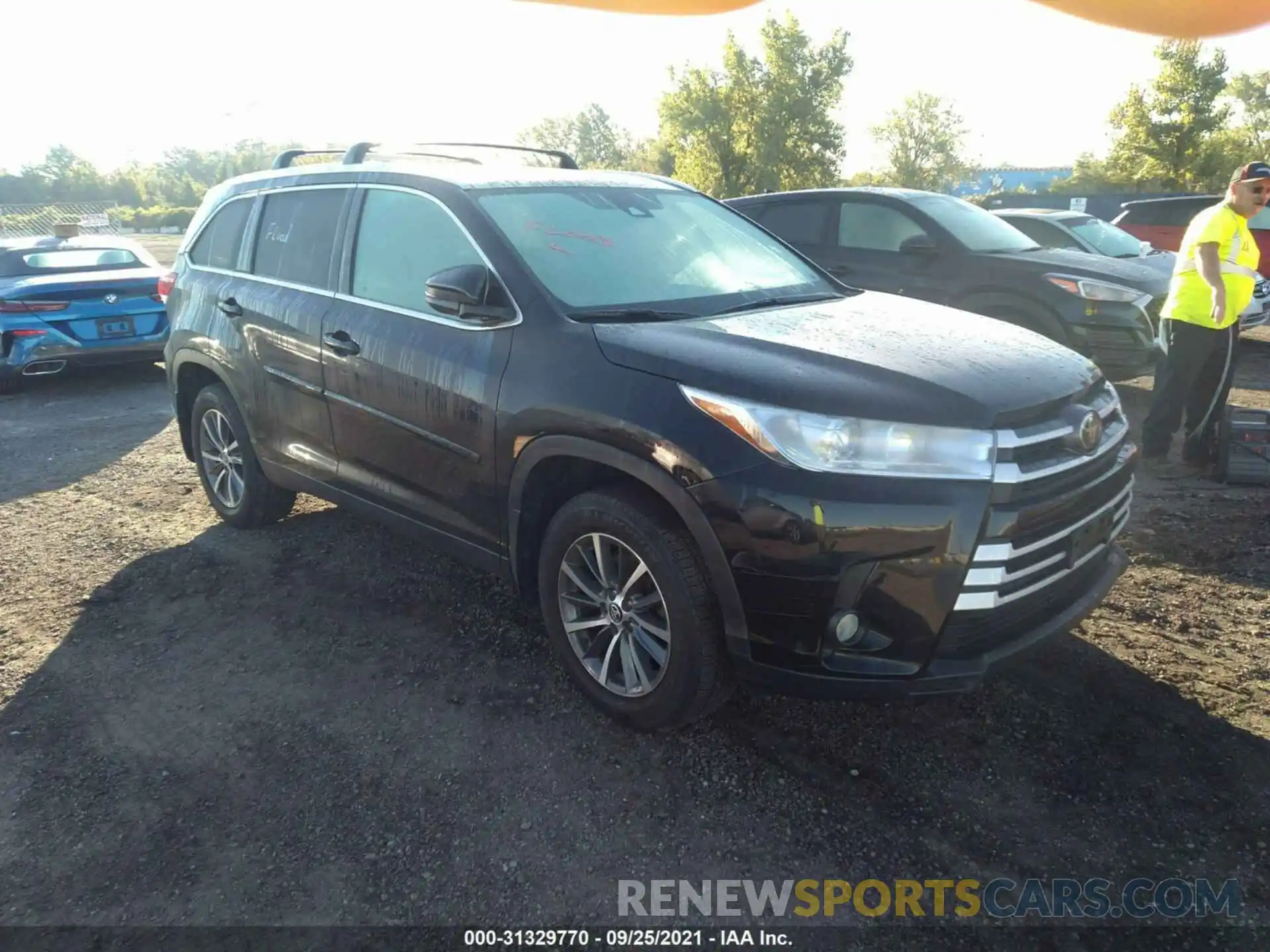 1 Photograph of a damaged car 5TDJZRFH9KS585267 TOYOTA HIGHLANDER 2019