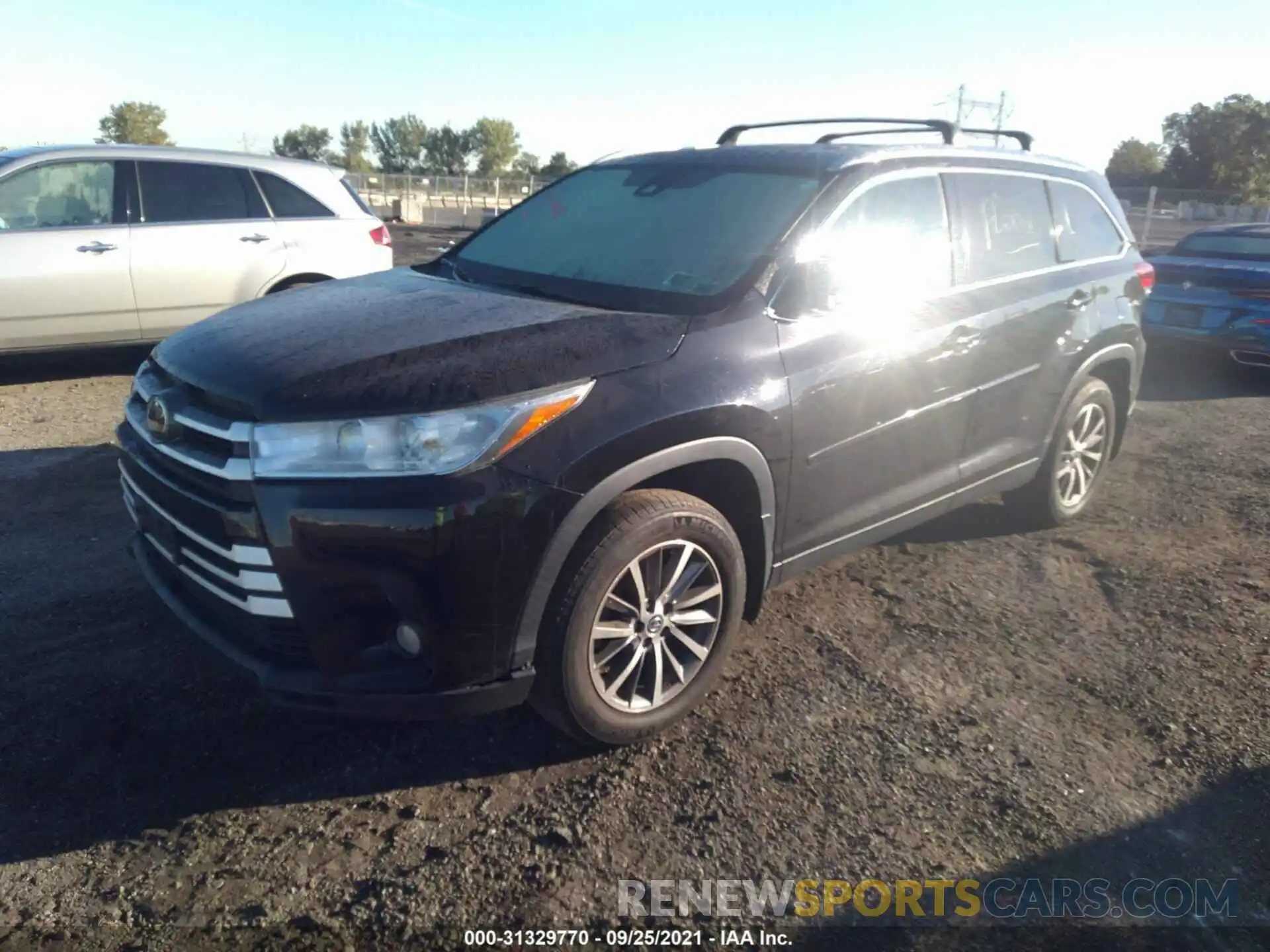 2 Photograph of a damaged car 5TDJZRFH9KS585267 TOYOTA HIGHLANDER 2019