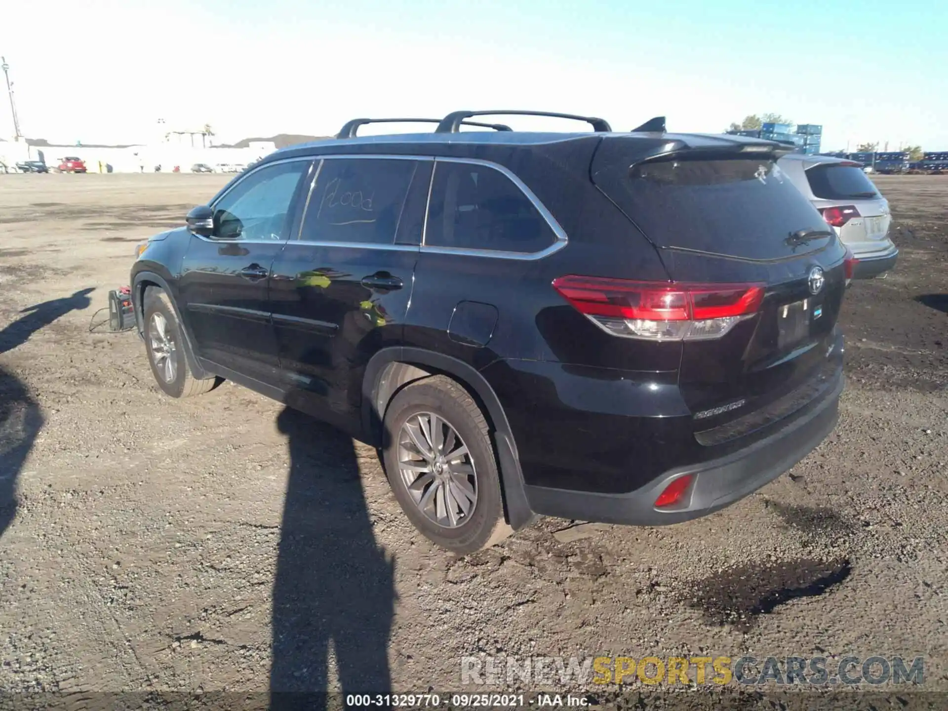 3 Photograph of a damaged car 5TDJZRFH9KS585267 TOYOTA HIGHLANDER 2019