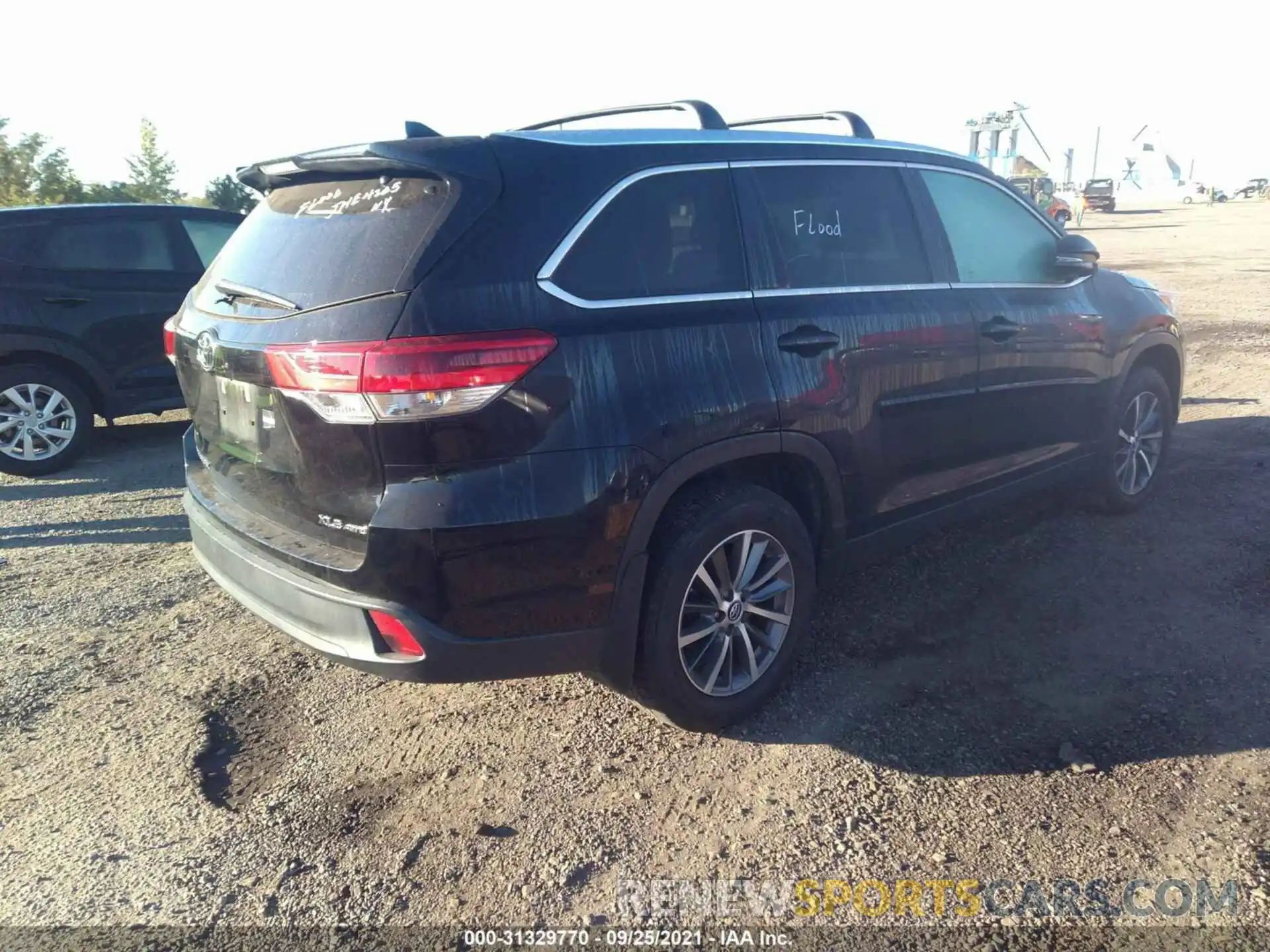 4 Photograph of a damaged car 5TDJZRFH9KS585267 TOYOTA HIGHLANDER 2019