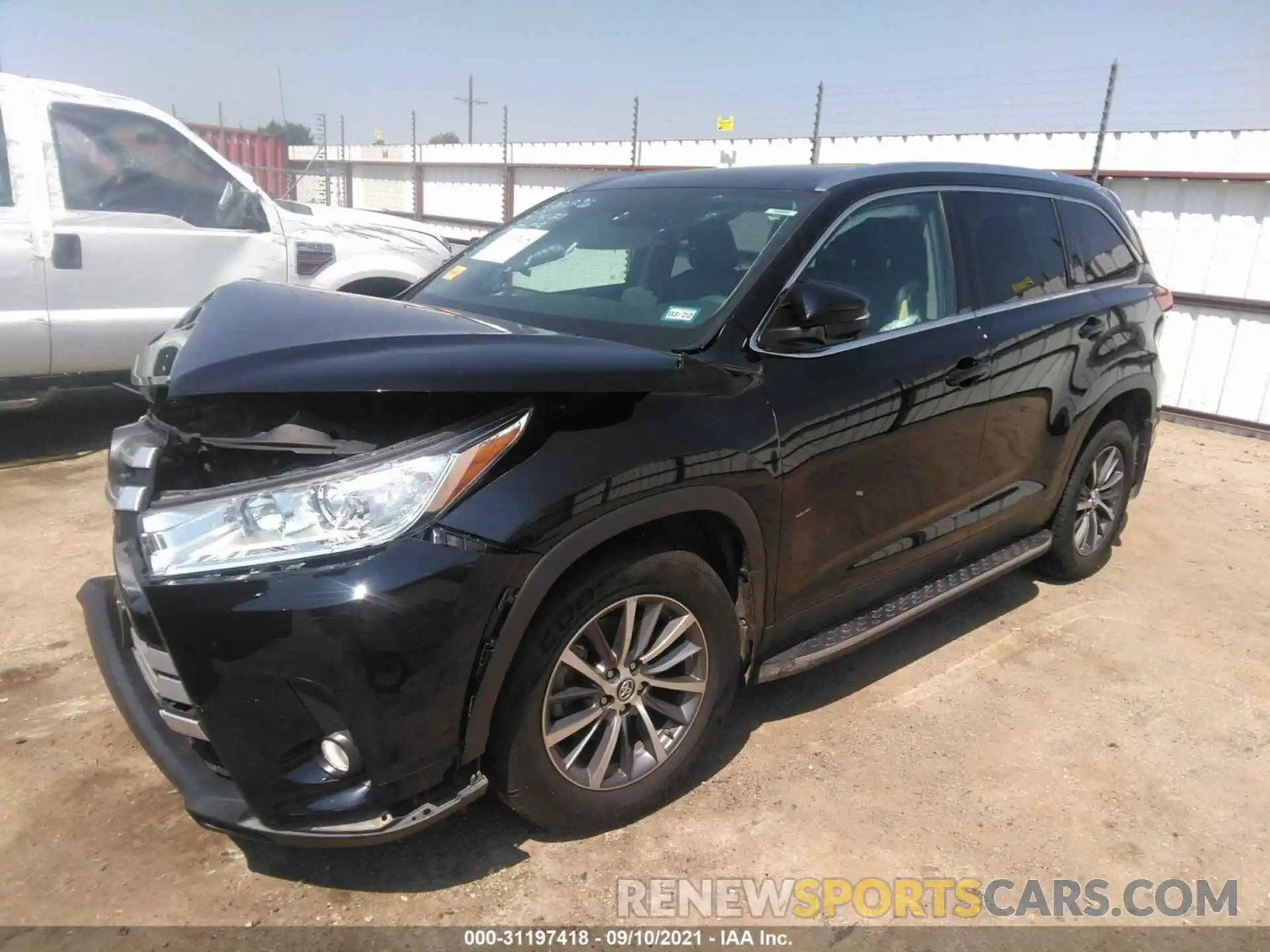 2 Photograph of a damaged car 5TDJZRFH9KS585575 TOYOTA HIGHLANDER 2019