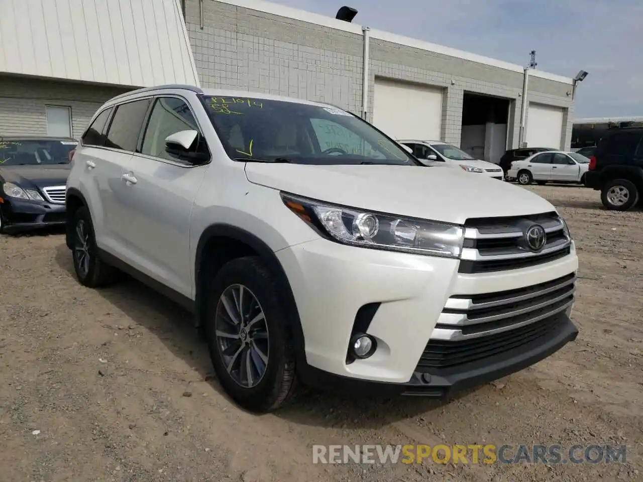 1 Фотография поврежденного автомобиля 5TDJZRFH9KS590761 TOYOTA HIGHLANDER 2019