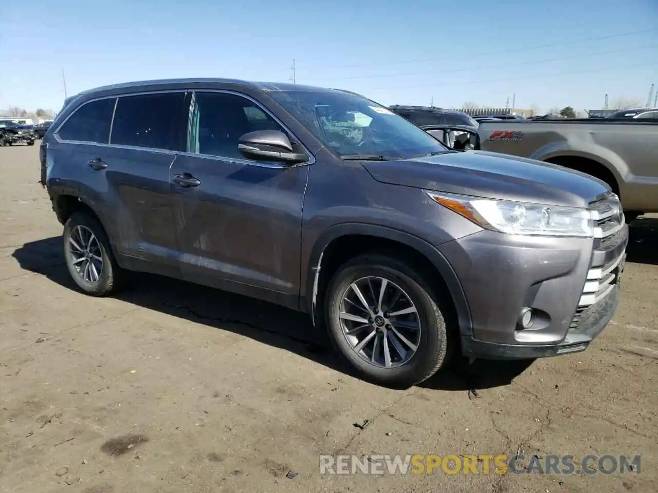 4 Photograph of a damaged car 5TDJZRFH9KS591120 TOYOTA HIGHLANDER 2019