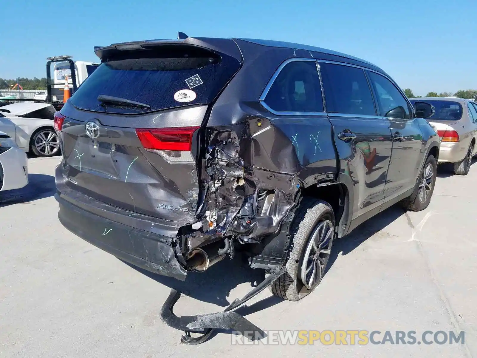 4 Photograph of a damaged car 5TDJZRFH9KS591280 TOYOTA HIGHLANDER 2019