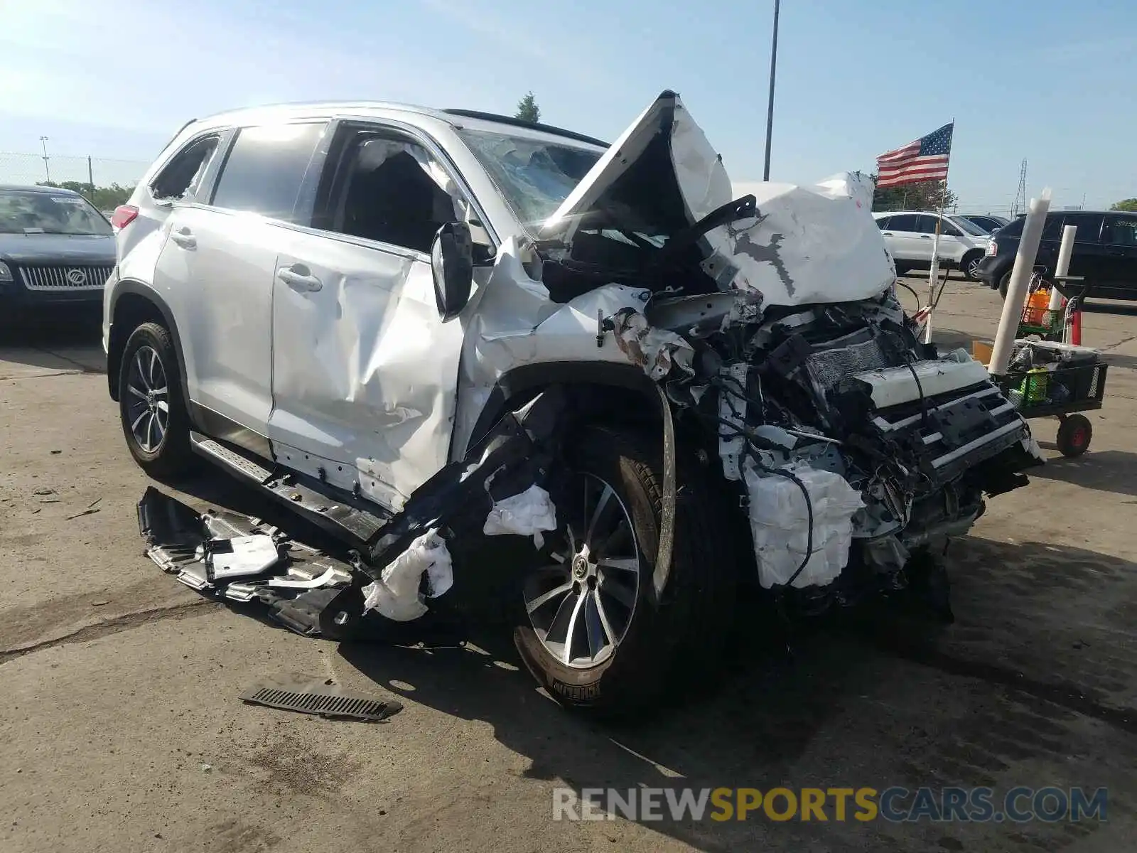 1 Photograph of a damaged car 5TDJZRFH9KS594695 TOYOTA HIGHLANDER 2019