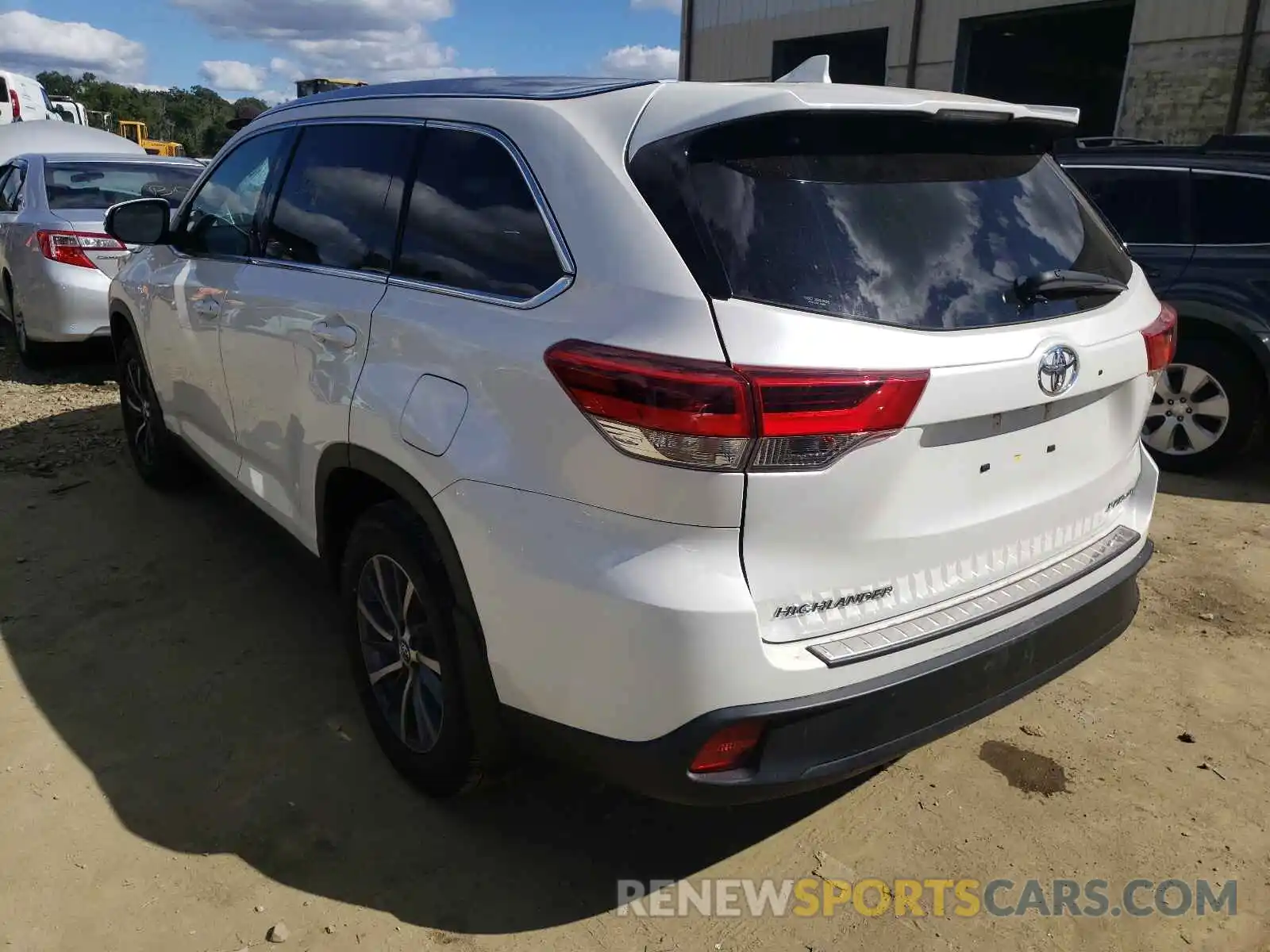 3 Photograph of a damaged car 5TDJZRFH9KS600821 TOYOTA HIGHLANDER 2019