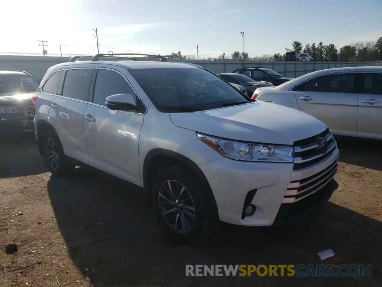 1 Photograph of a damaged car 5TDJZRFH9KS601046 TOYOTA HIGHLANDER 2019