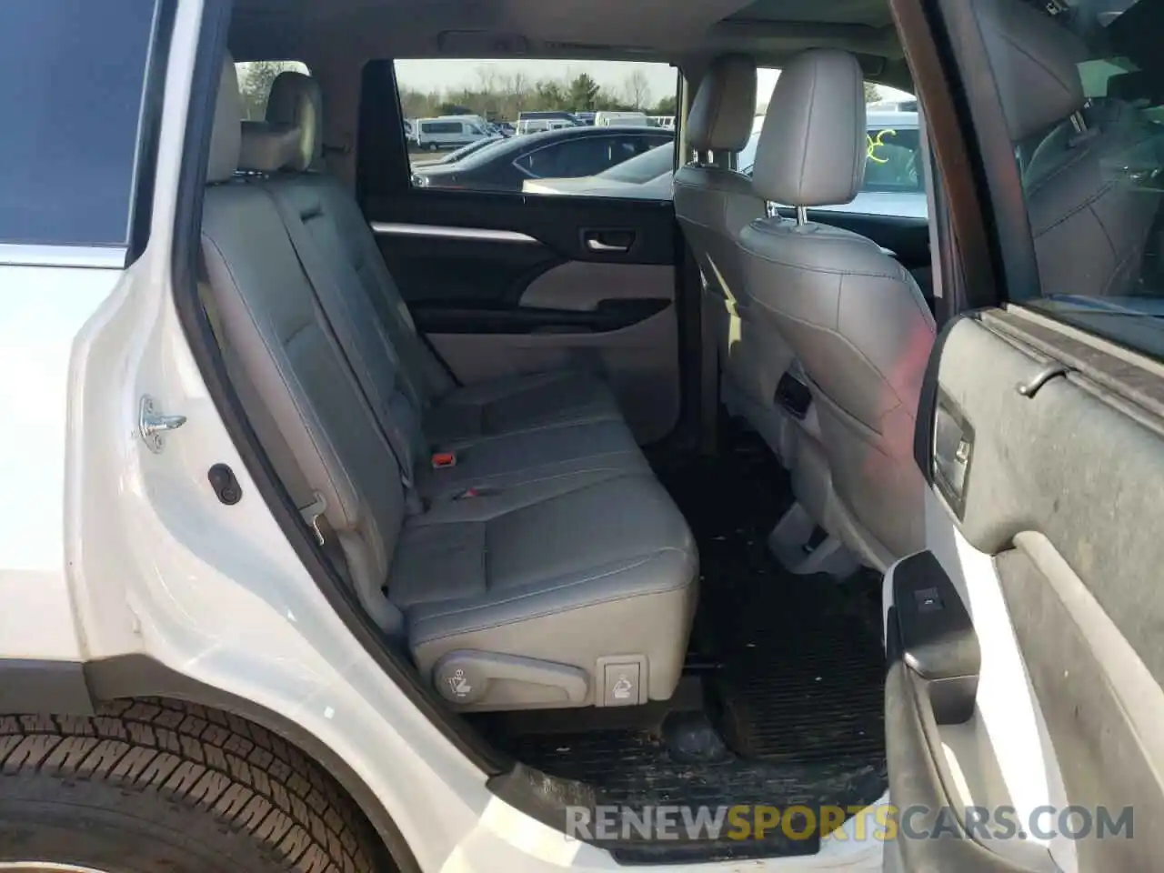 6 Photograph of a damaged car 5TDJZRFH9KS601046 TOYOTA HIGHLANDER 2019