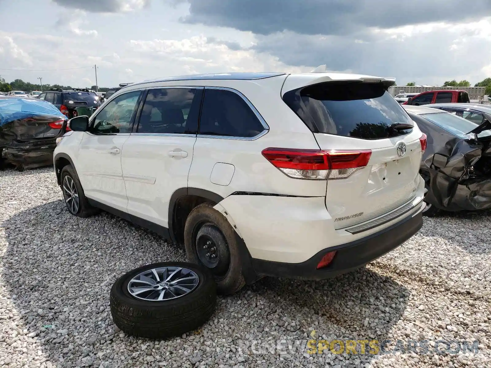 3 Photograph of a damaged car 5TDJZRFH9KS601306 TOYOTA HIGHLANDER 2019