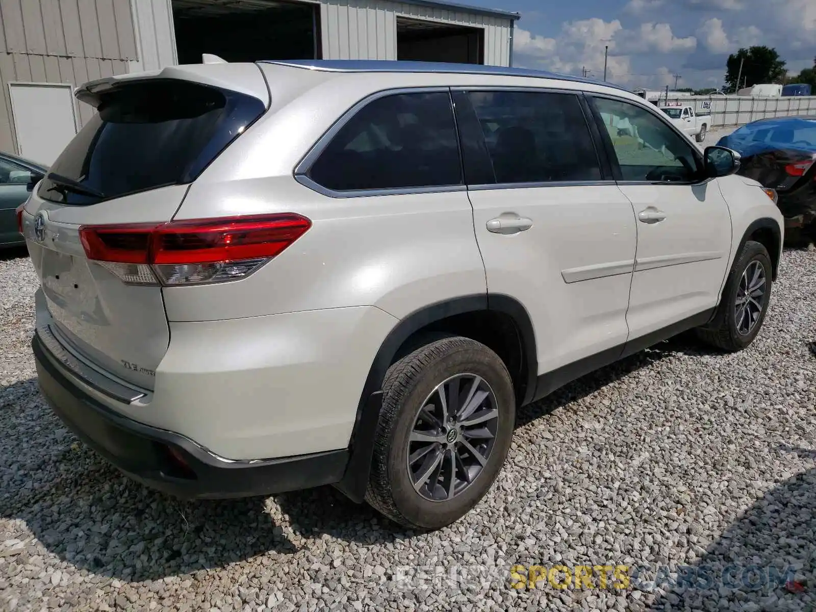 4 Photograph of a damaged car 5TDJZRFH9KS601306 TOYOTA HIGHLANDER 2019