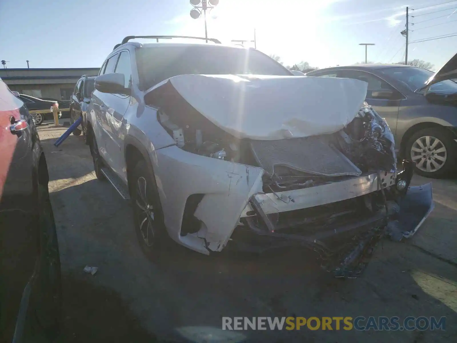 1 Photograph of a damaged car 5TDJZRFH9KS601340 TOYOTA HIGHLANDER 2019