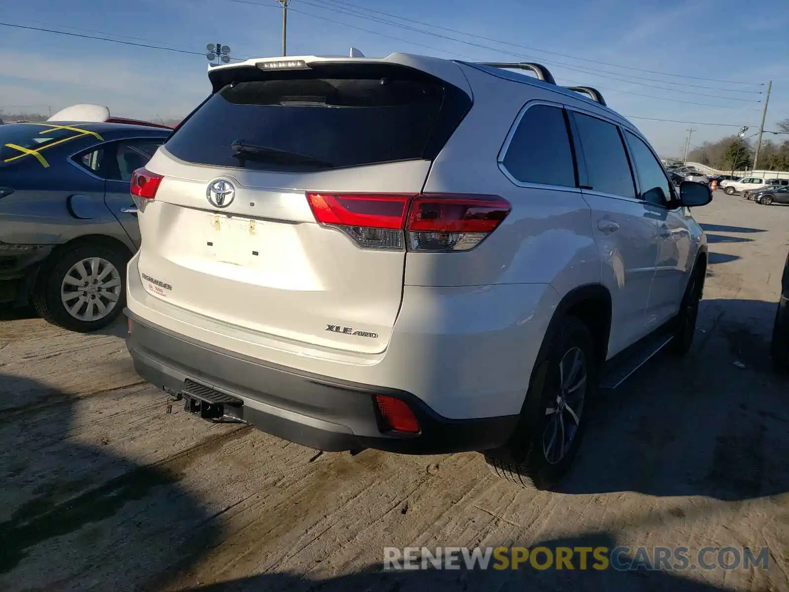 4 Photograph of a damaged car 5TDJZRFH9KS601340 TOYOTA HIGHLANDER 2019