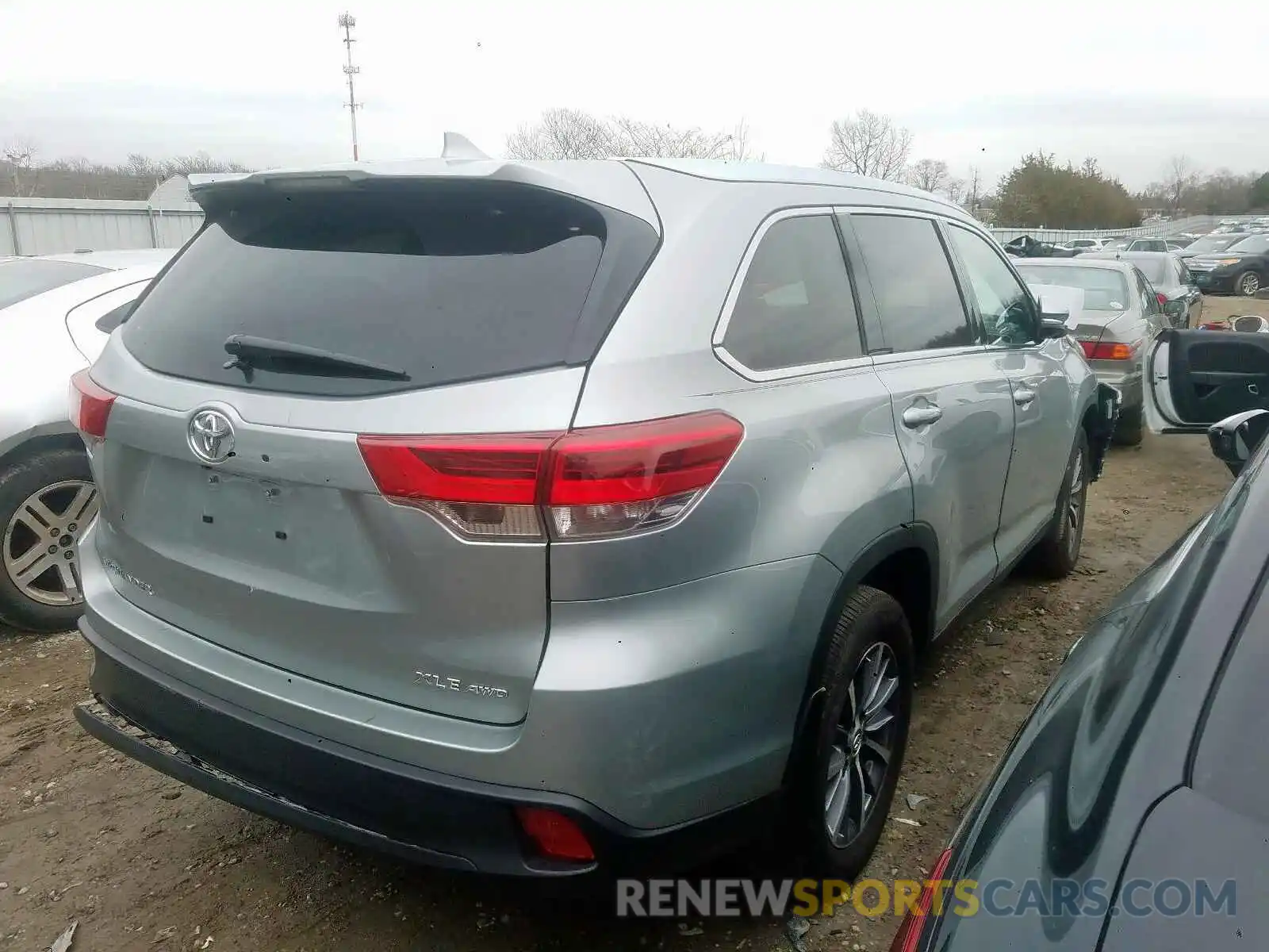 4 Photograph of a damaged car 5TDJZRFH9KS601435 TOYOTA HIGHLANDER 2019