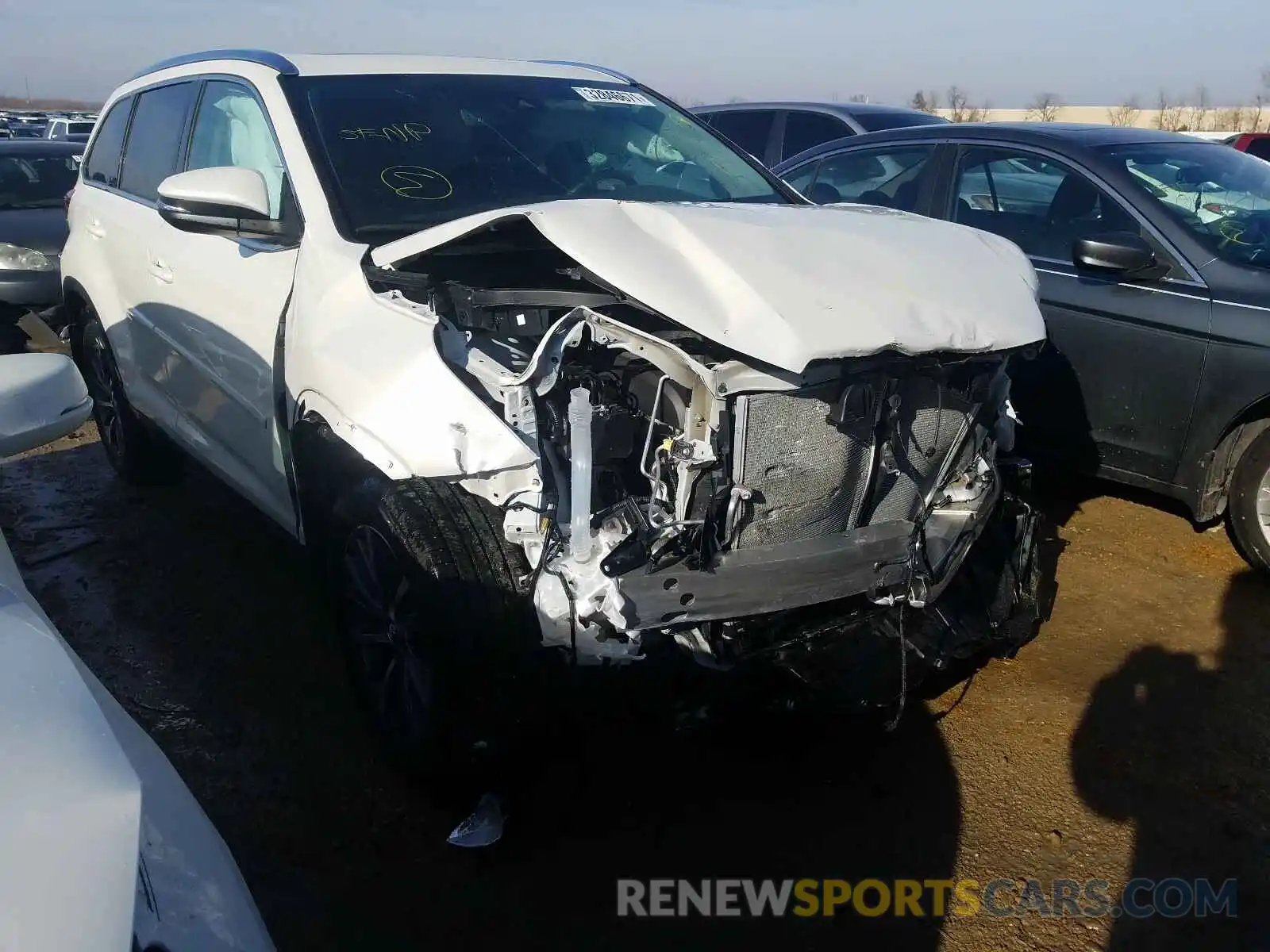 1 Photograph of a damaged car 5TDJZRFH9KS605548 TOYOTA HIGHLANDER 2019