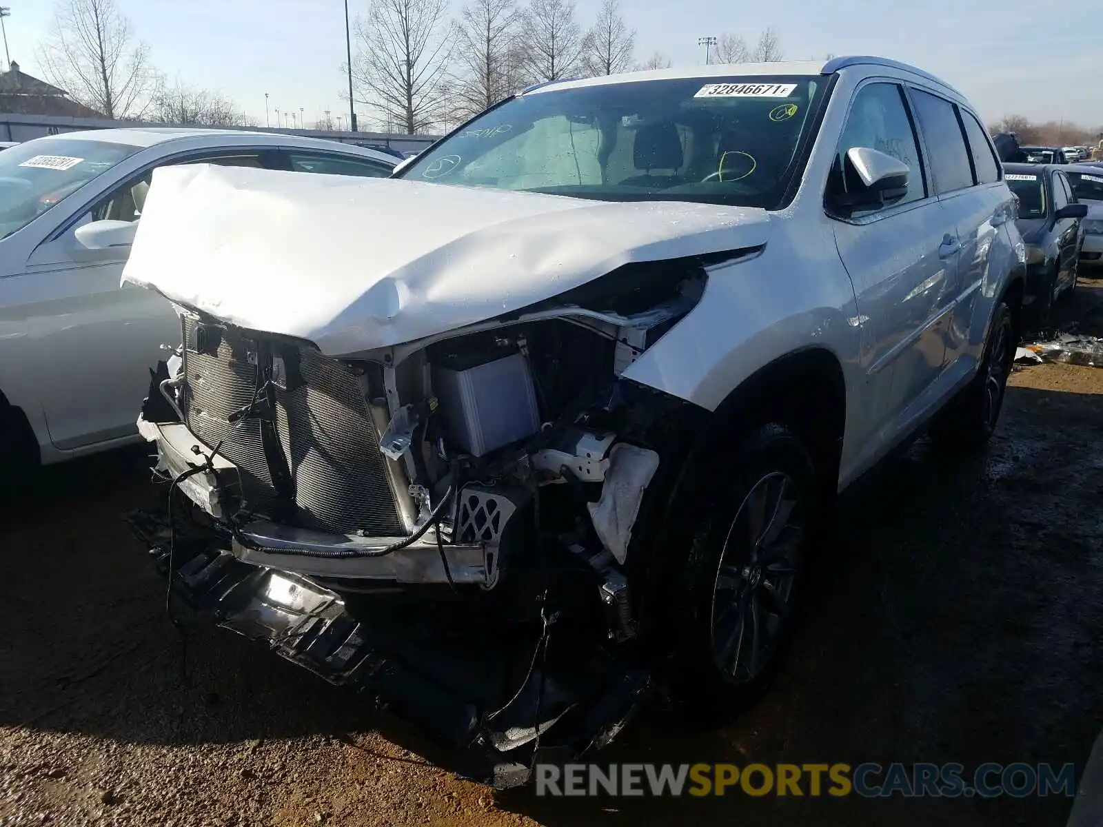 2 Photograph of a damaged car 5TDJZRFH9KS605548 TOYOTA HIGHLANDER 2019