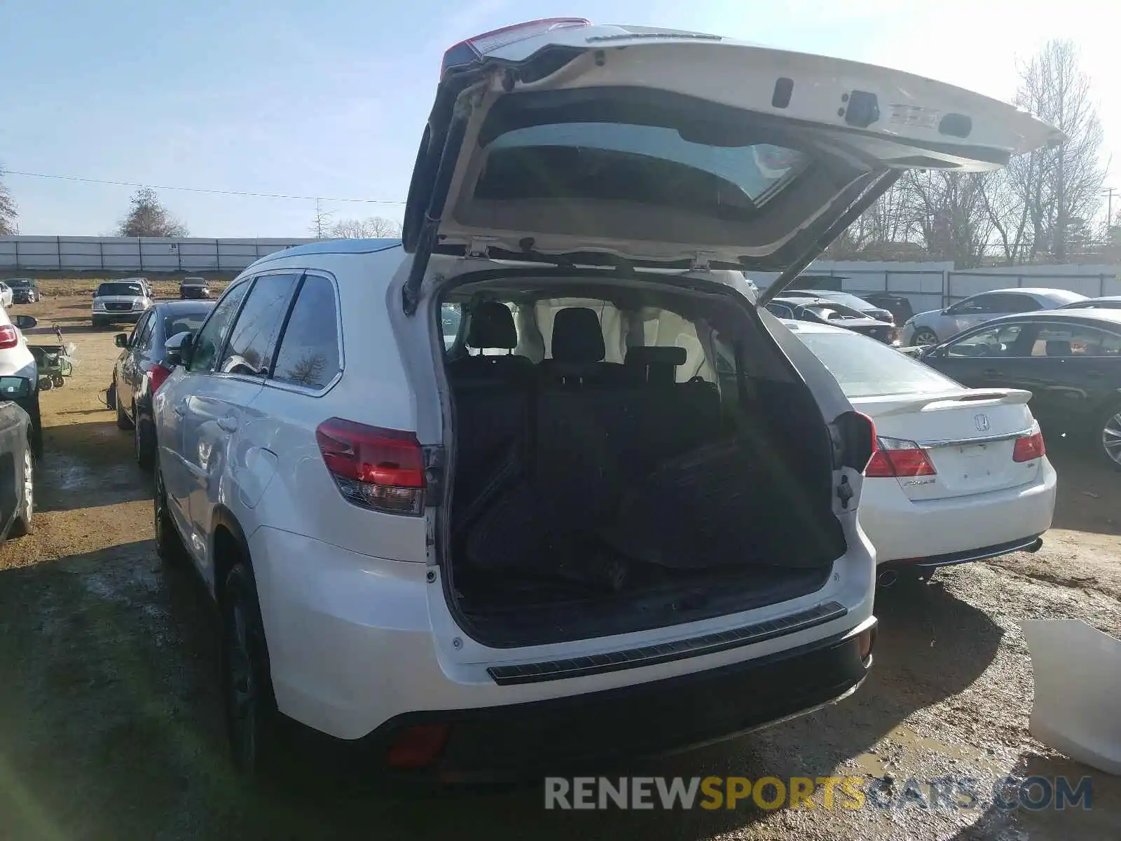 3 Photograph of a damaged car 5TDJZRFH9KS605548 TOYOTA HIGHLANDER 2019