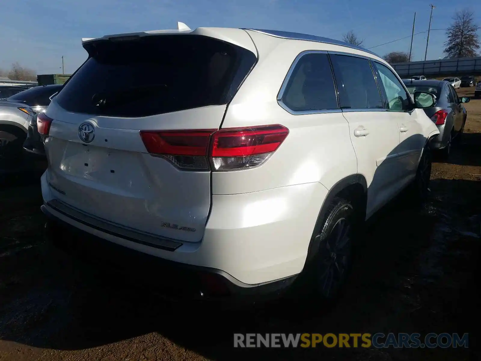 4 Photograph of a damaged car 5TDJZRFH9KS605548 TOYOTA HIGHLANDER 2019