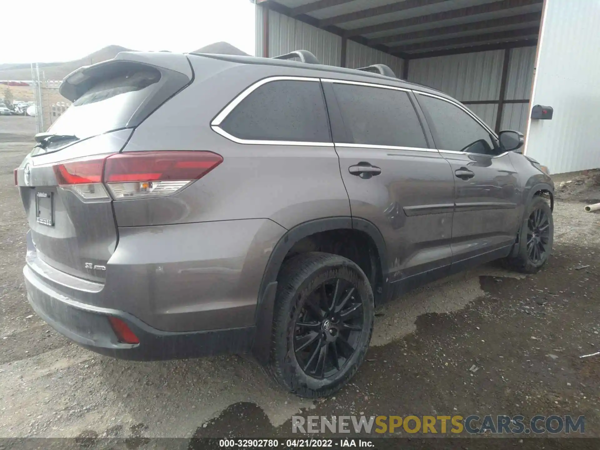 4 Photograph of a damaged car 5TDJZRFH9KS606327 TOYOTA HIGHLANDER 2019