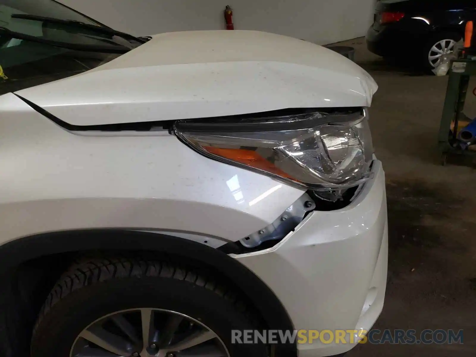 9 Photograph of a damaged car 5TDJZRFH9KS608109 TOYOTA HIGHLANDER 2019