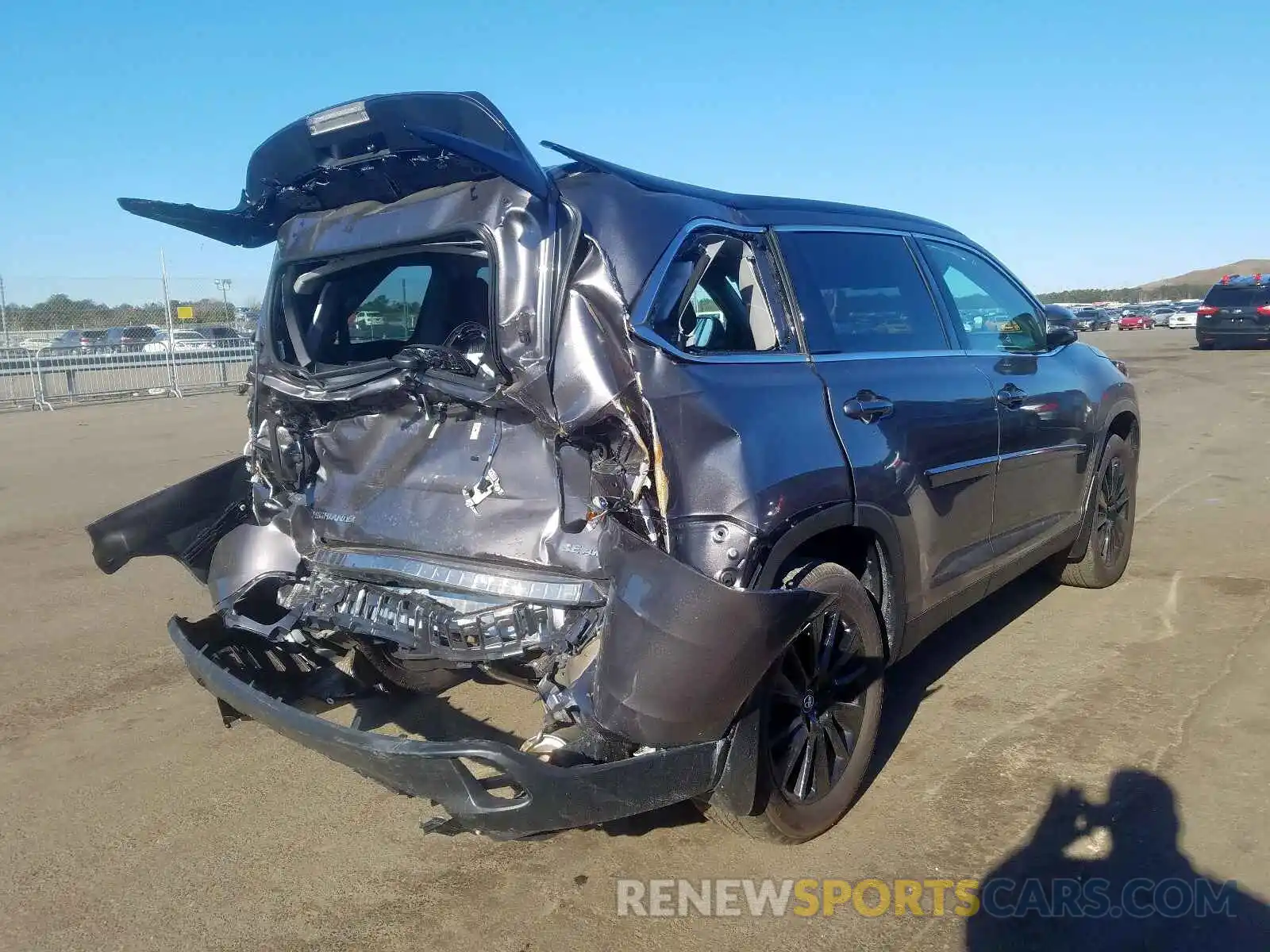 4 Photograph of a damaged car 5TDJZRFH9KS610667 TOYOTA HIGHLANDER 2019