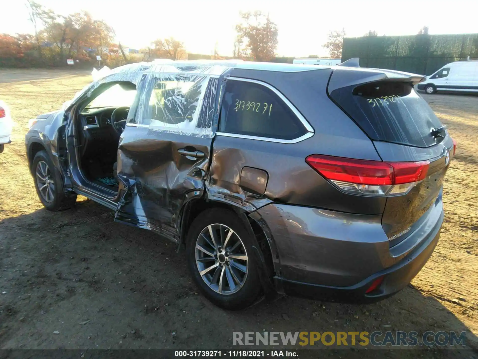 3 Photograph of a damaged car 5TDJZRFH9KS611267 TOYOTA HIGHLANDER 2019