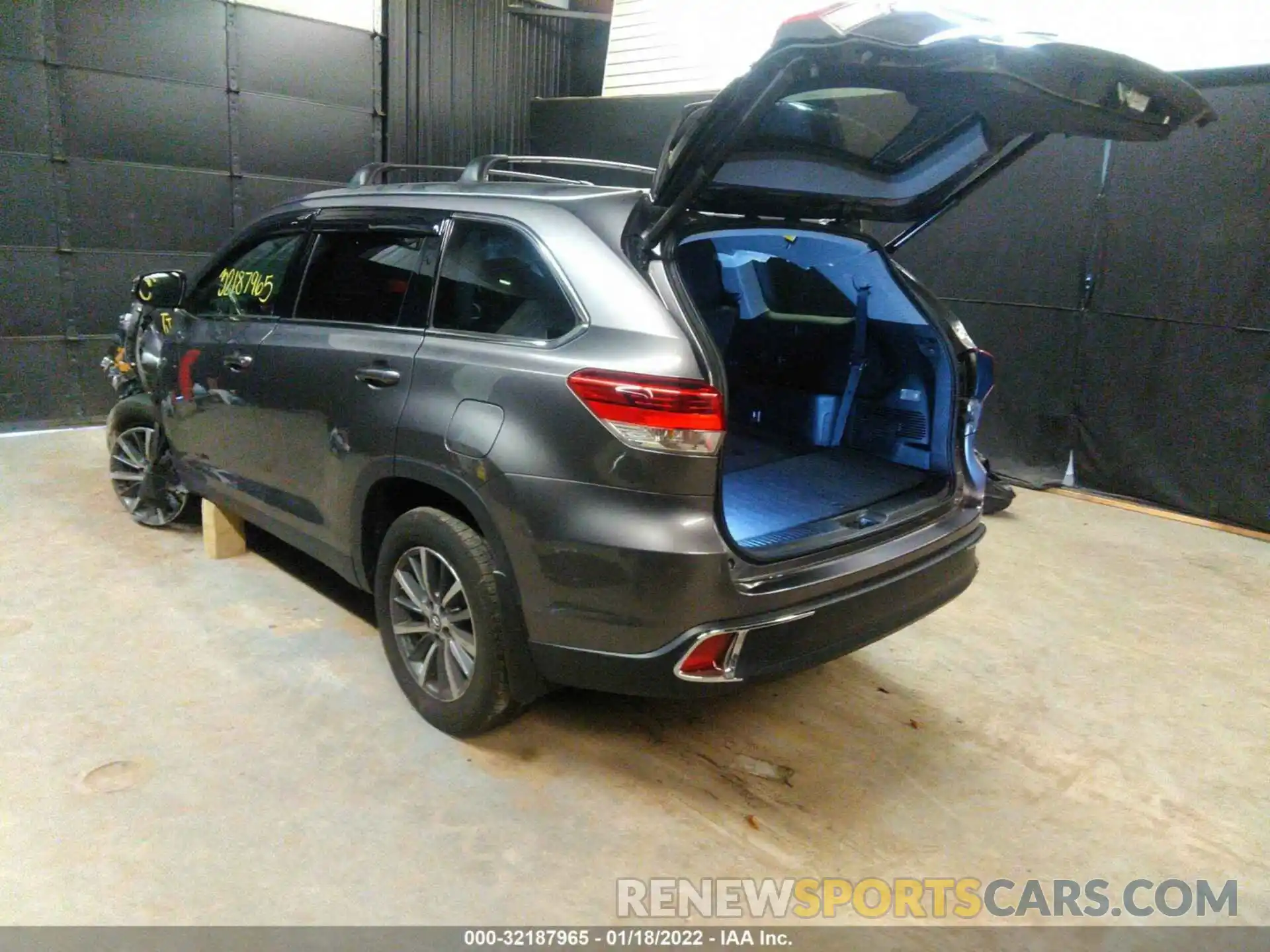 3 Photograph of a damaged car 5TDJZRFH9KS612760 TOYOTA HIGHLANDER 2019