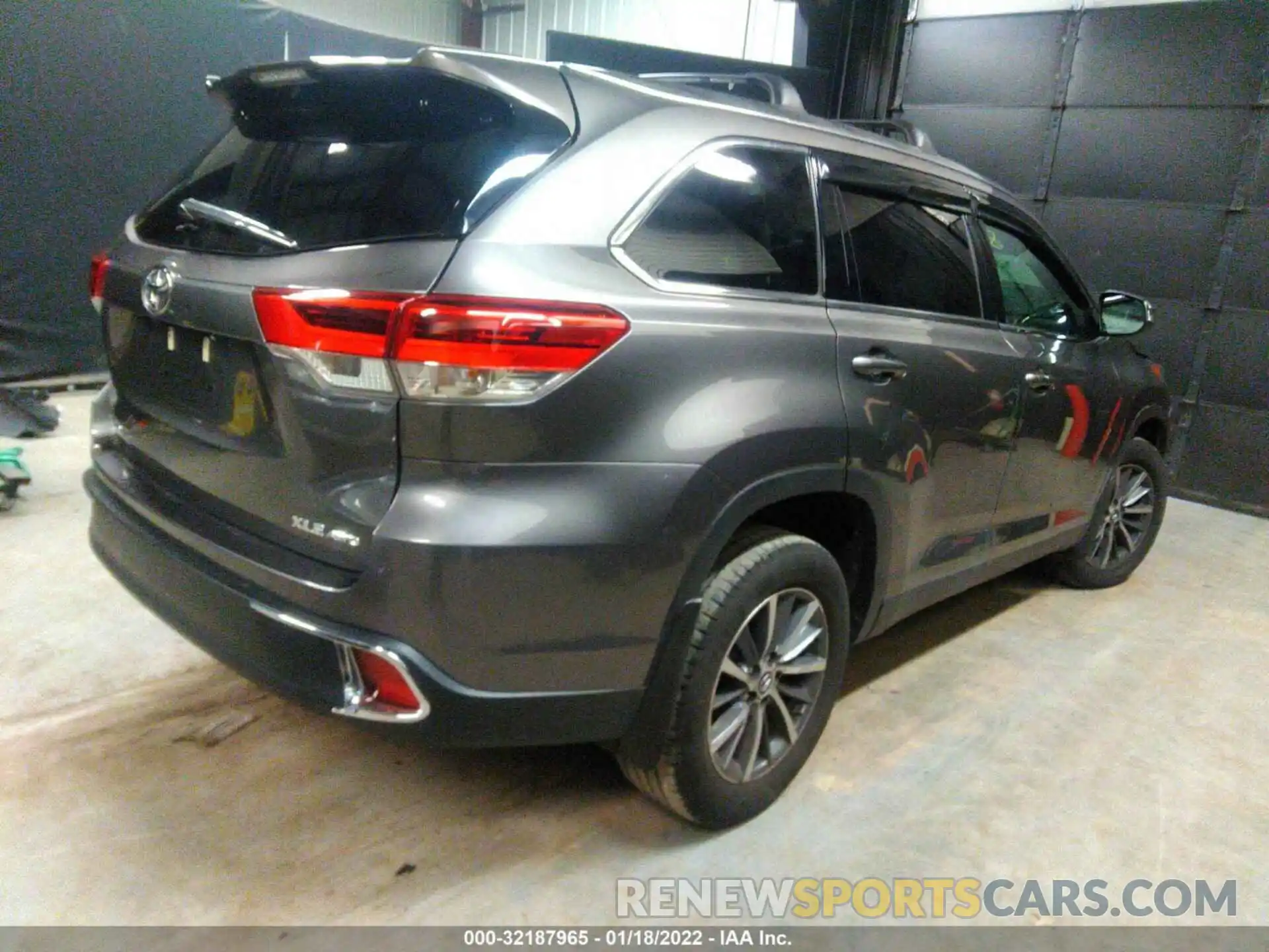 4 Photograph of a damaged car 5TDJZRFH9KS612760 TOYOTA HIGHLANDER 2019