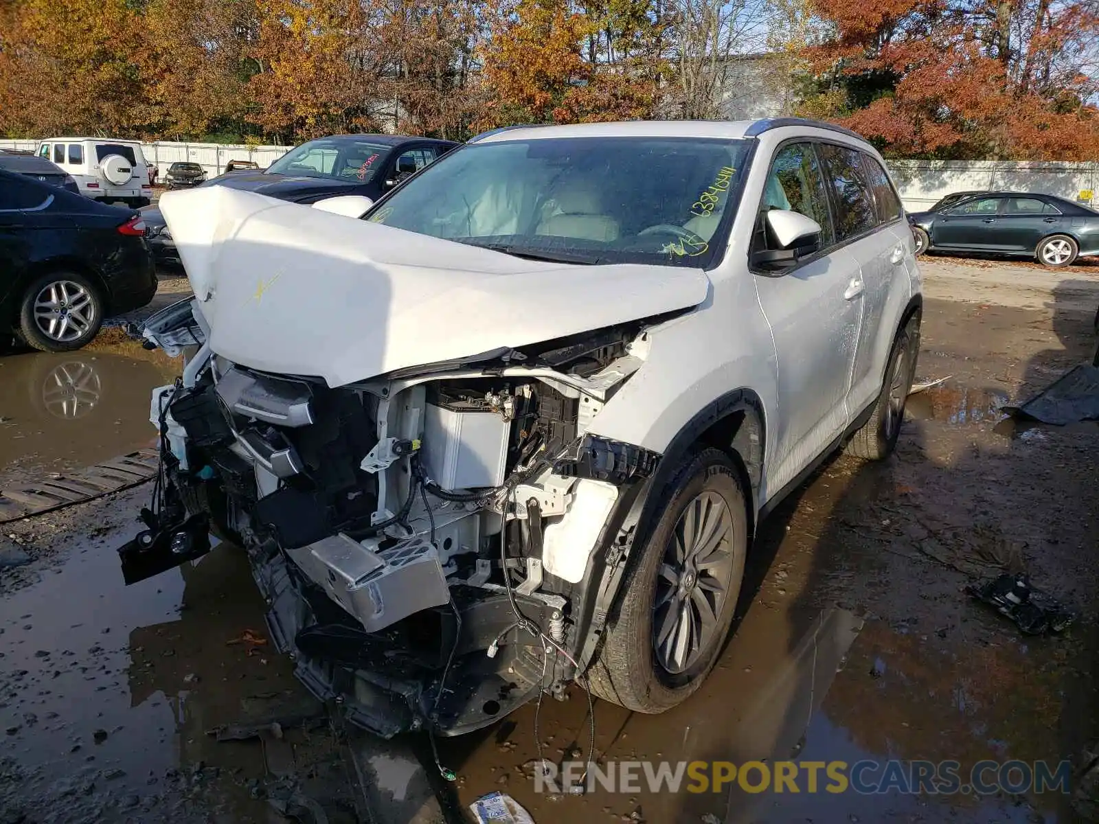 2 Photograph of a damaged car 5TDJZRFH9KS613455 TOYOTA HIGHLANDER 2019