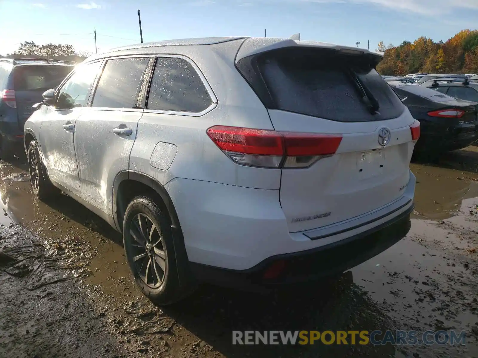 3 Photograph of a damaged car 5TDJZRFH9KS613455 TOYOTA HIGHLANDER 2019