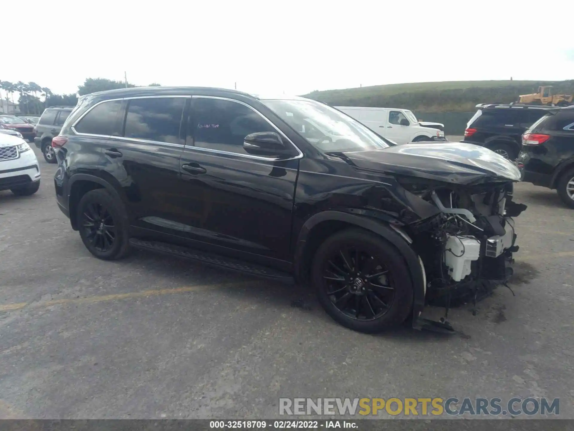 1 Photograph of a damaged car 5TDJZRFH9KS613648 TOYOTA HIGHLANDER 2019