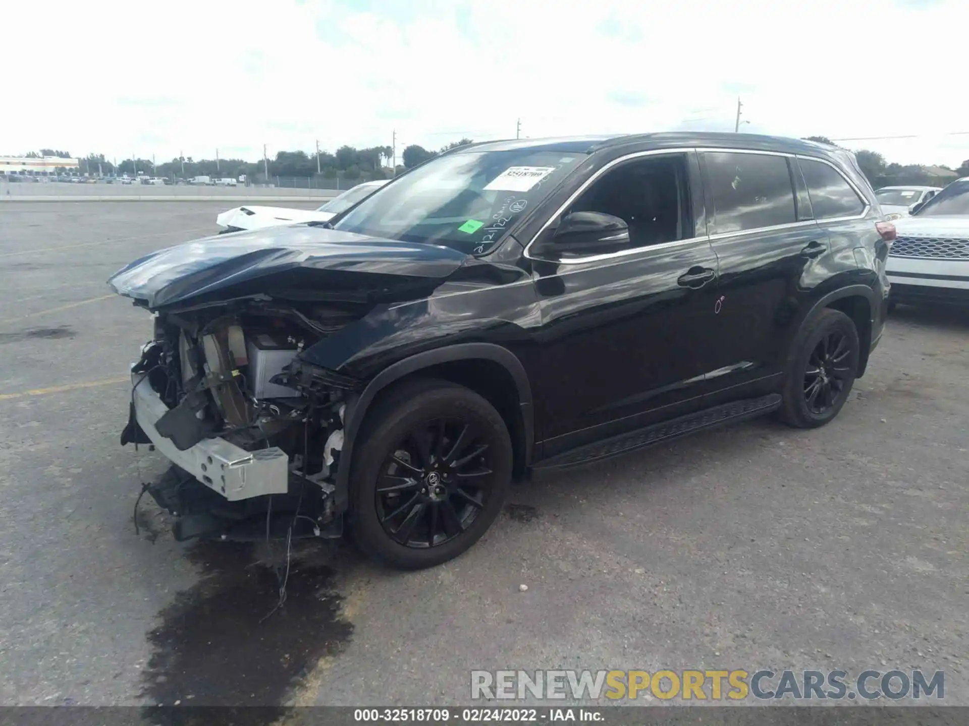 2 Photograph of a damaged car 5TDJZRFH9KS613648 TOYOTA HIGHLANDER 2019