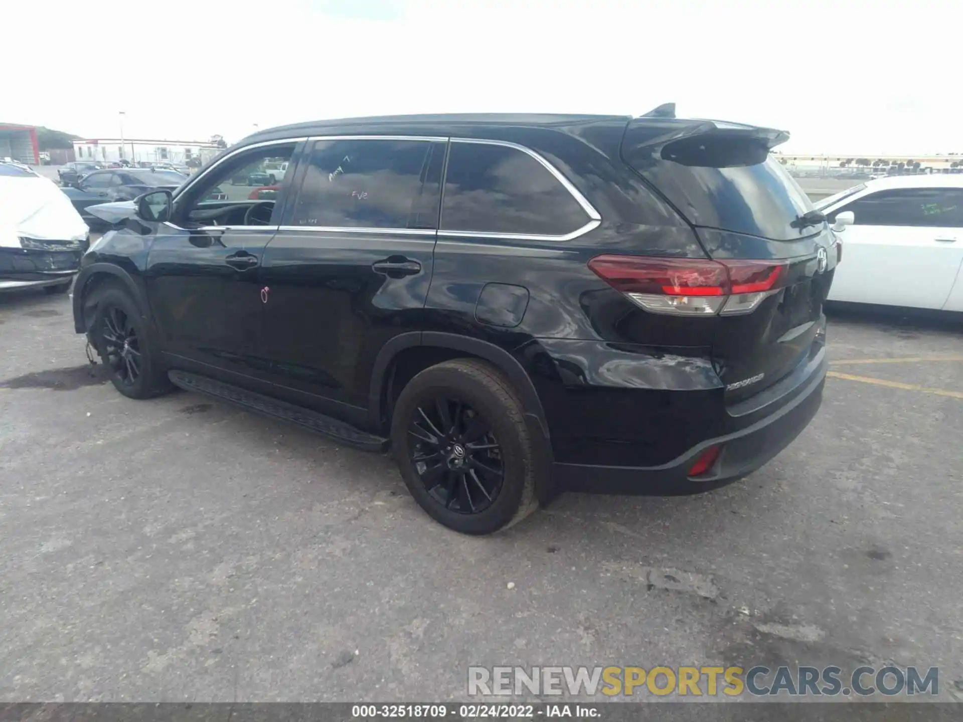 3 Photograph of a damaged car 5TDJZRFH9KS613648 TOYOTA HIGHLANDER 2019