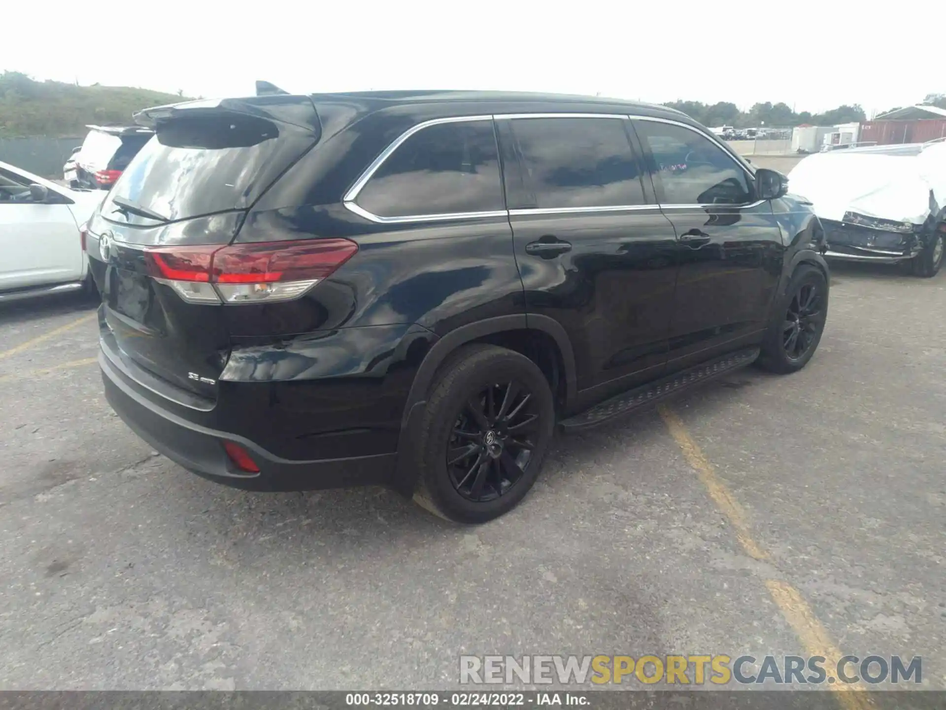 4 Photograph of a damaged car 5TDJZRFH9KS613648 TOYOTA HIGHLANDER 2019