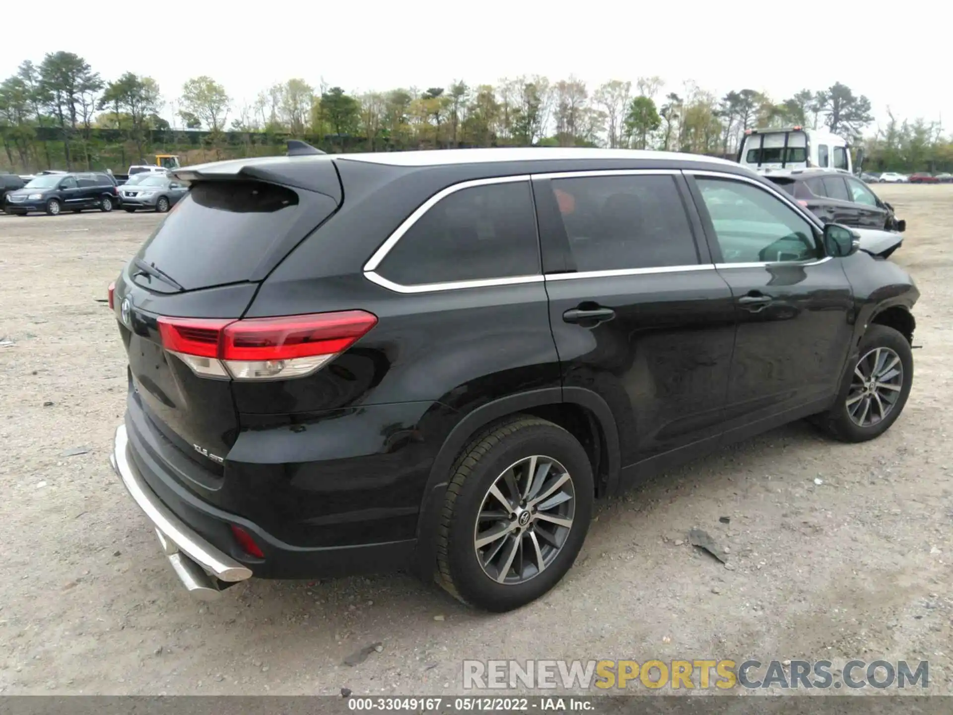 4 Photograph of a damaged car 5TDJZRFH9KS618137 TOYOTA HIGHLANDER 2019