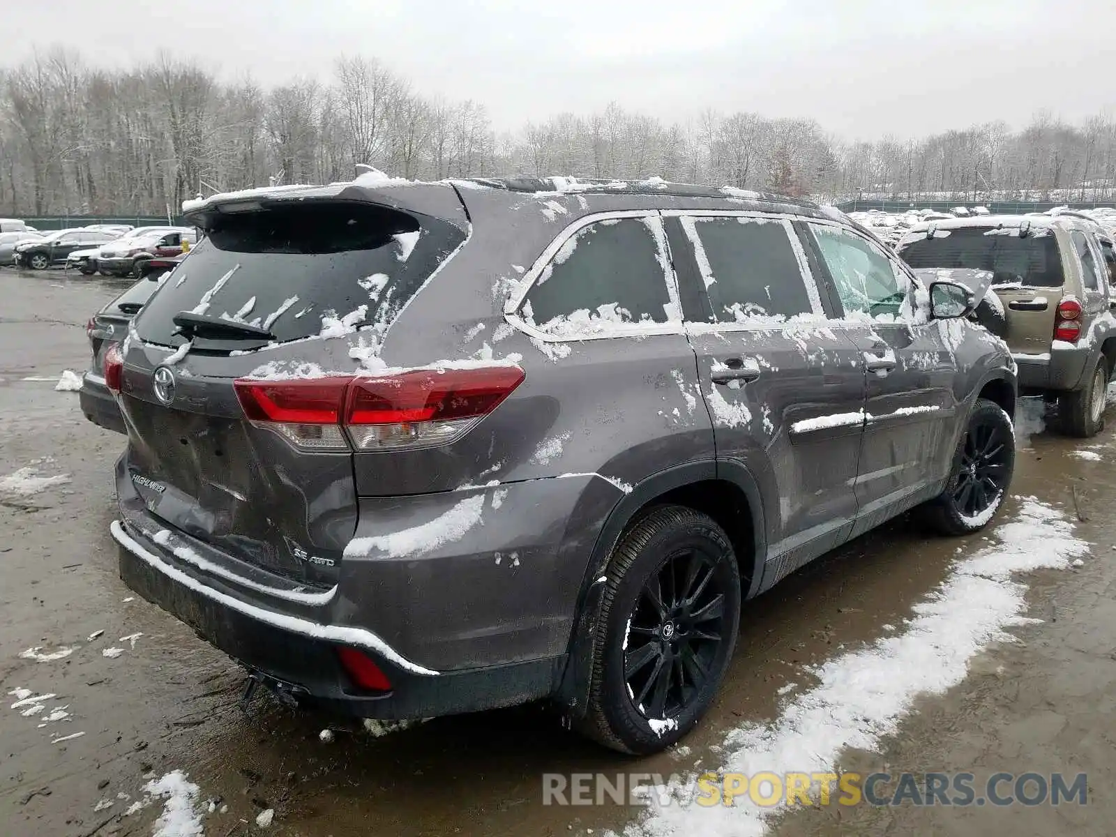 4 Photograph of a damaged car 5TDJZRFH9KS620471 TOYOTA HIGHLANDER 2019