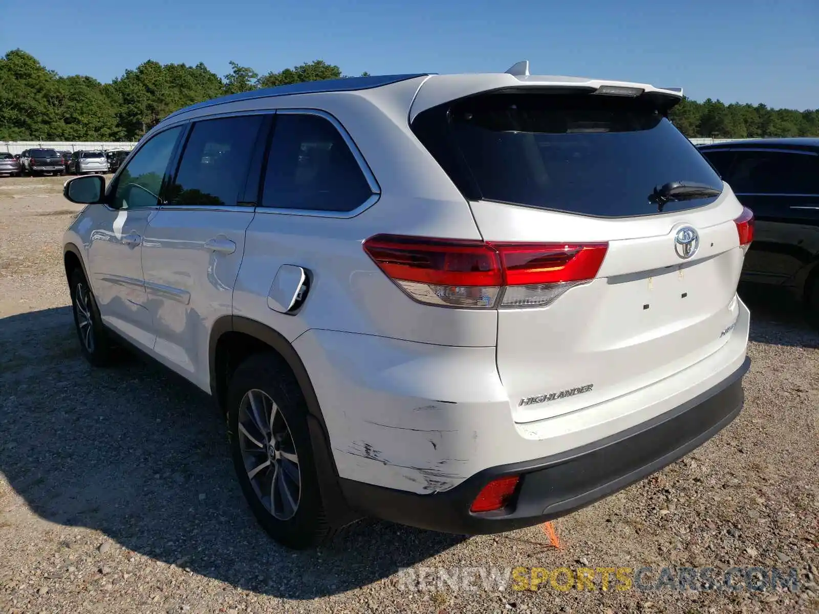 3 Photograph of a damaged car 5TDJZRFH9KS621460 TOYOTA HIGHLANDER 2019