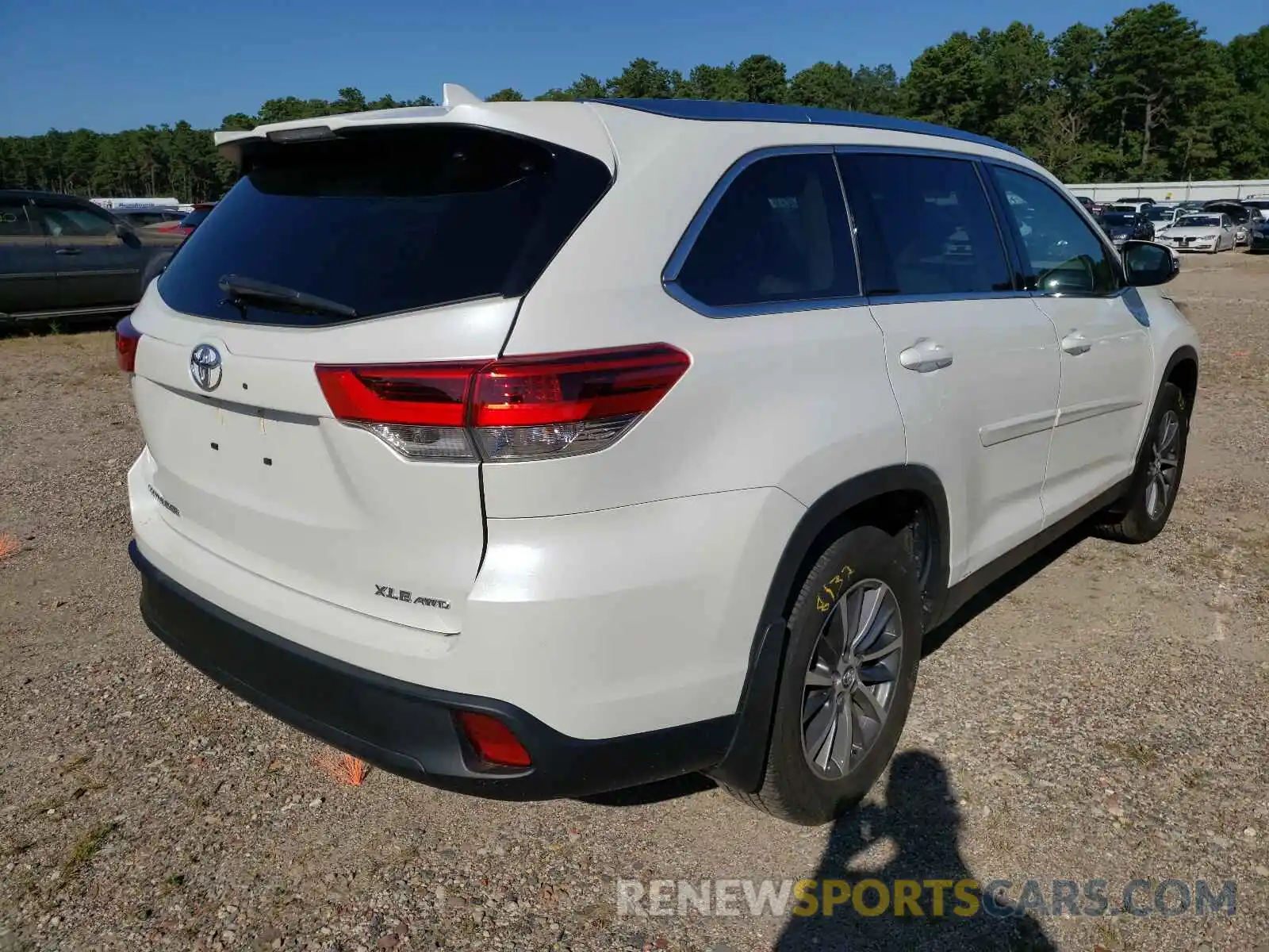 4 Photograph of a damaged car 5TDJZRFH9KS621460 TOYOTA HIGHLANDER 2019