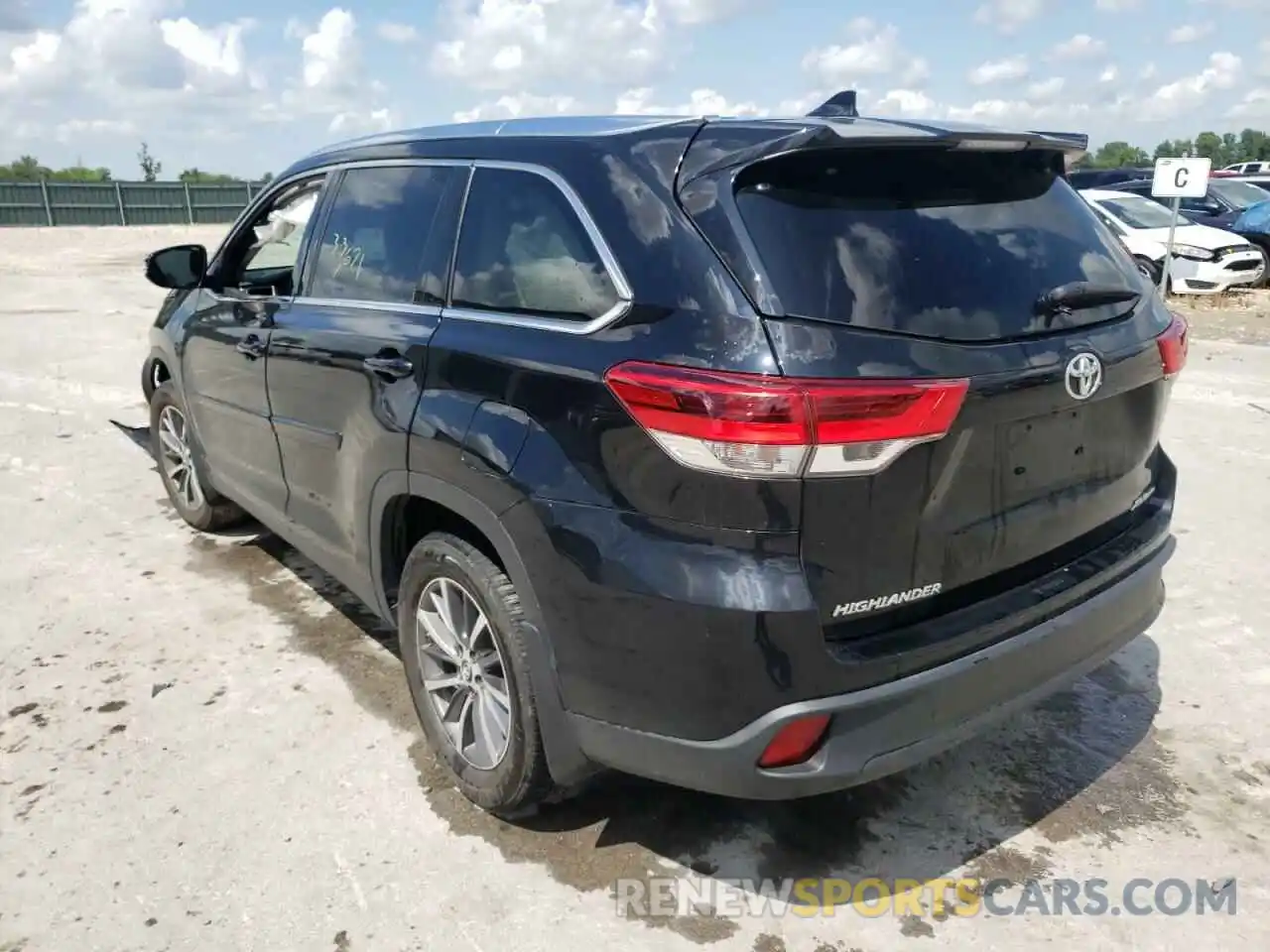 3 Photograph of a damaged car 5TDJZRFH9KS621880 TOYOTA HIGHLANDER 2019