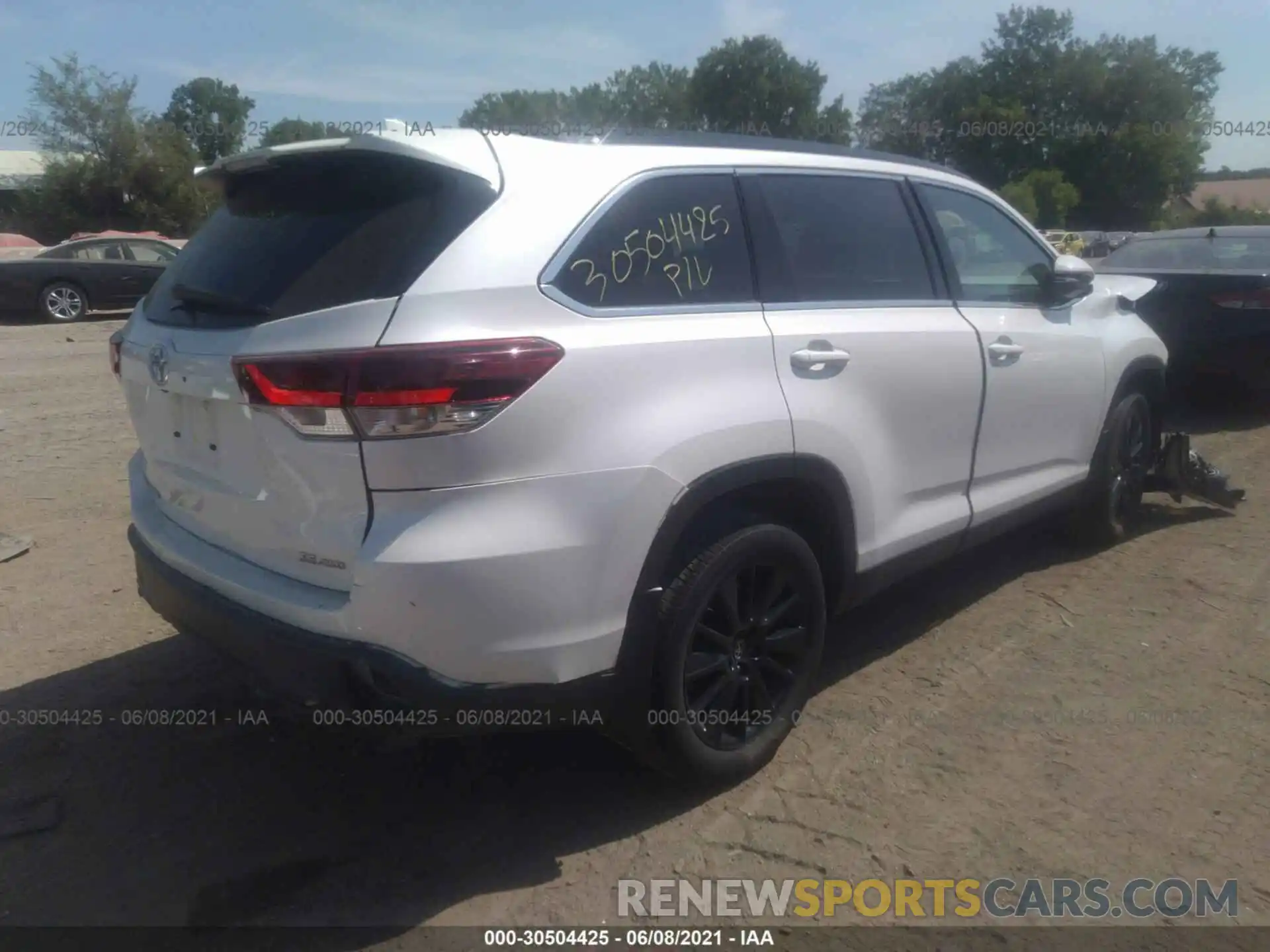 4 Photograph of a damaged car 5TDJZRFH9KS622768 TOYOTA HIGHLANDER 2019