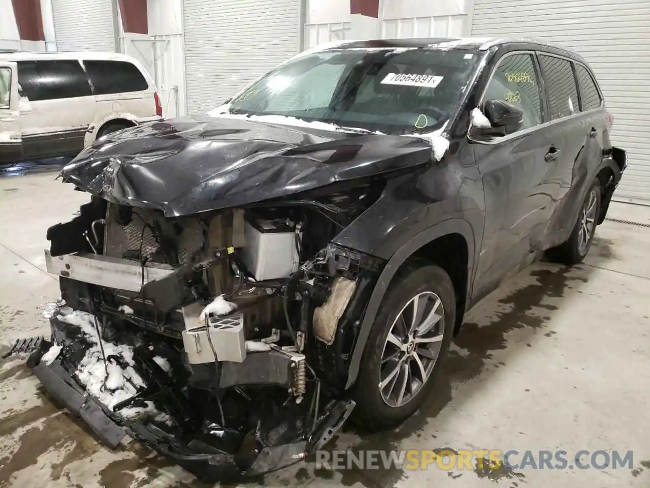 2 Photograph of a damaged car 5TDJZRFH9KS625914 TOYOTA HIGHLANDER 2019